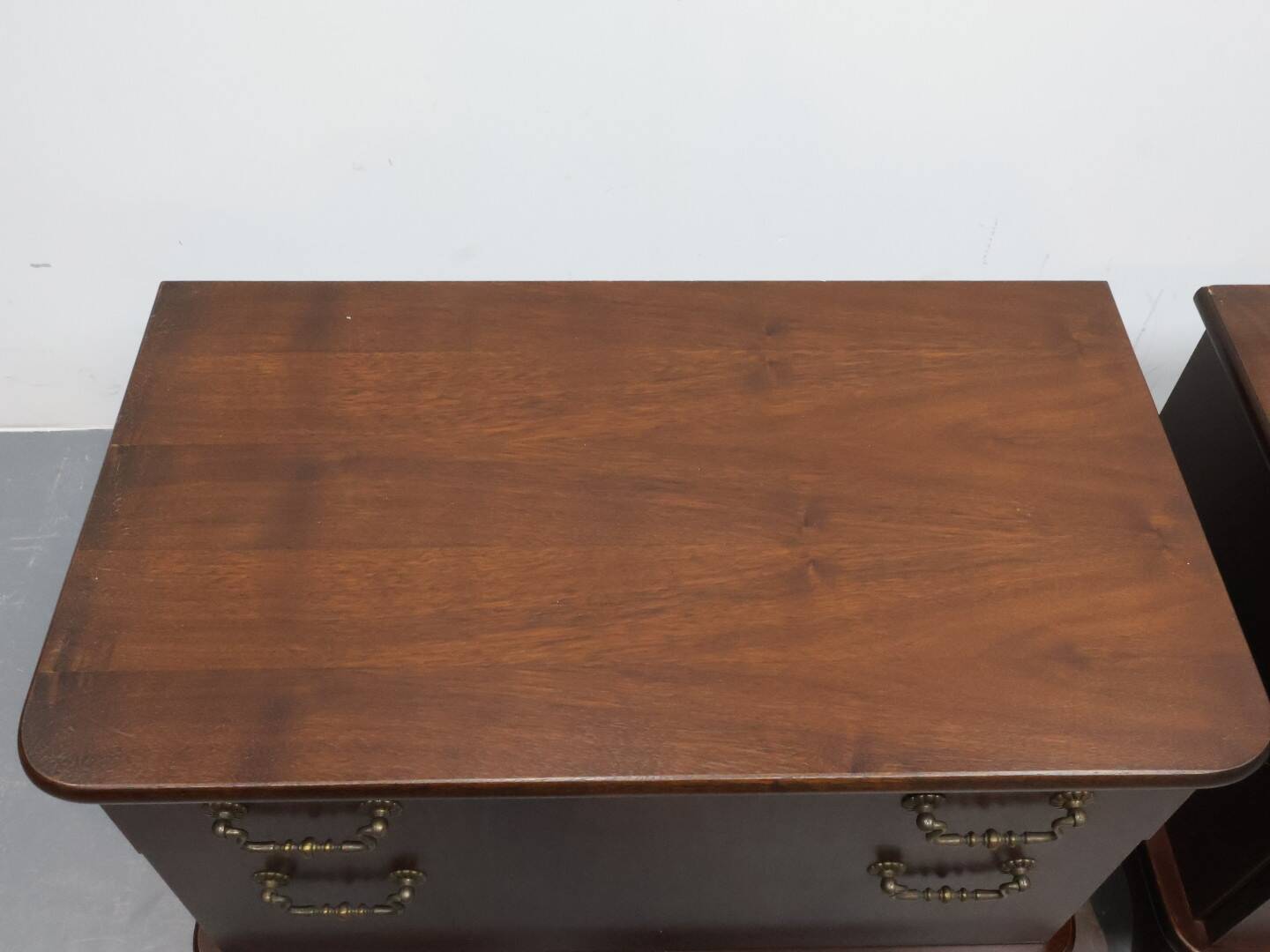 Ensemble de grande table de nuit style Queen Ann.