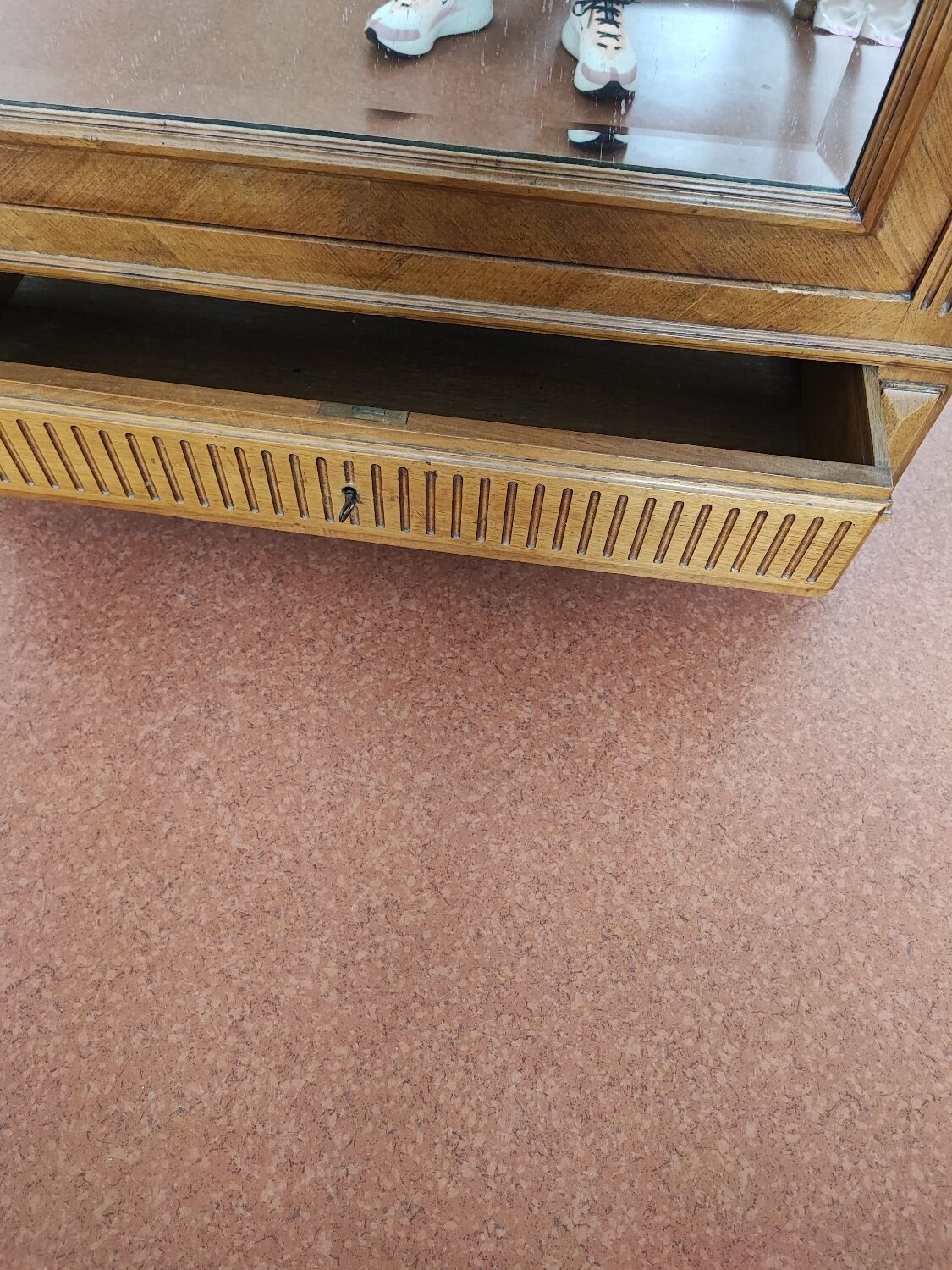 Glass cabinet one door