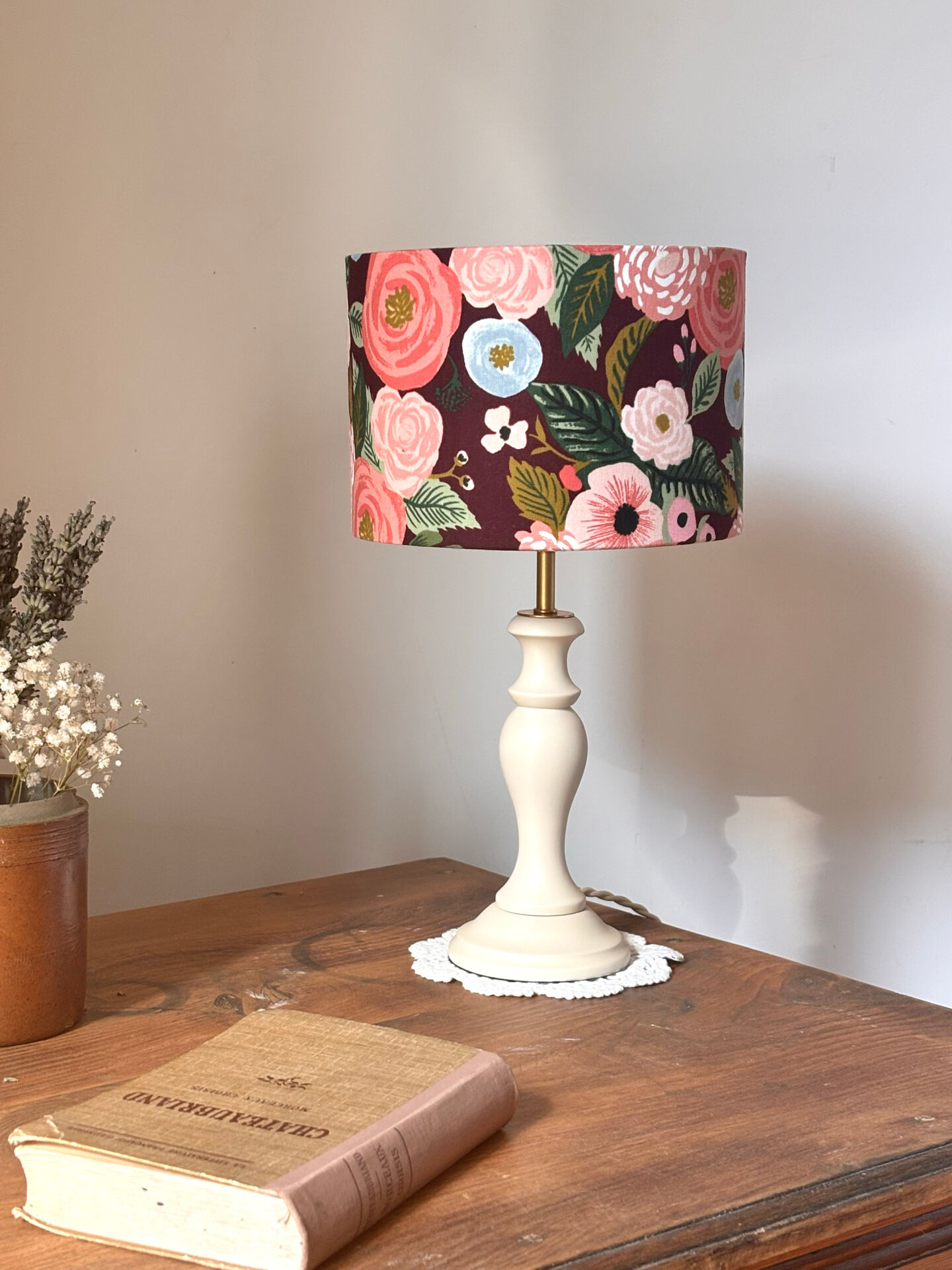 Lampe vintage rénovée – abat-jour fleuri fait main