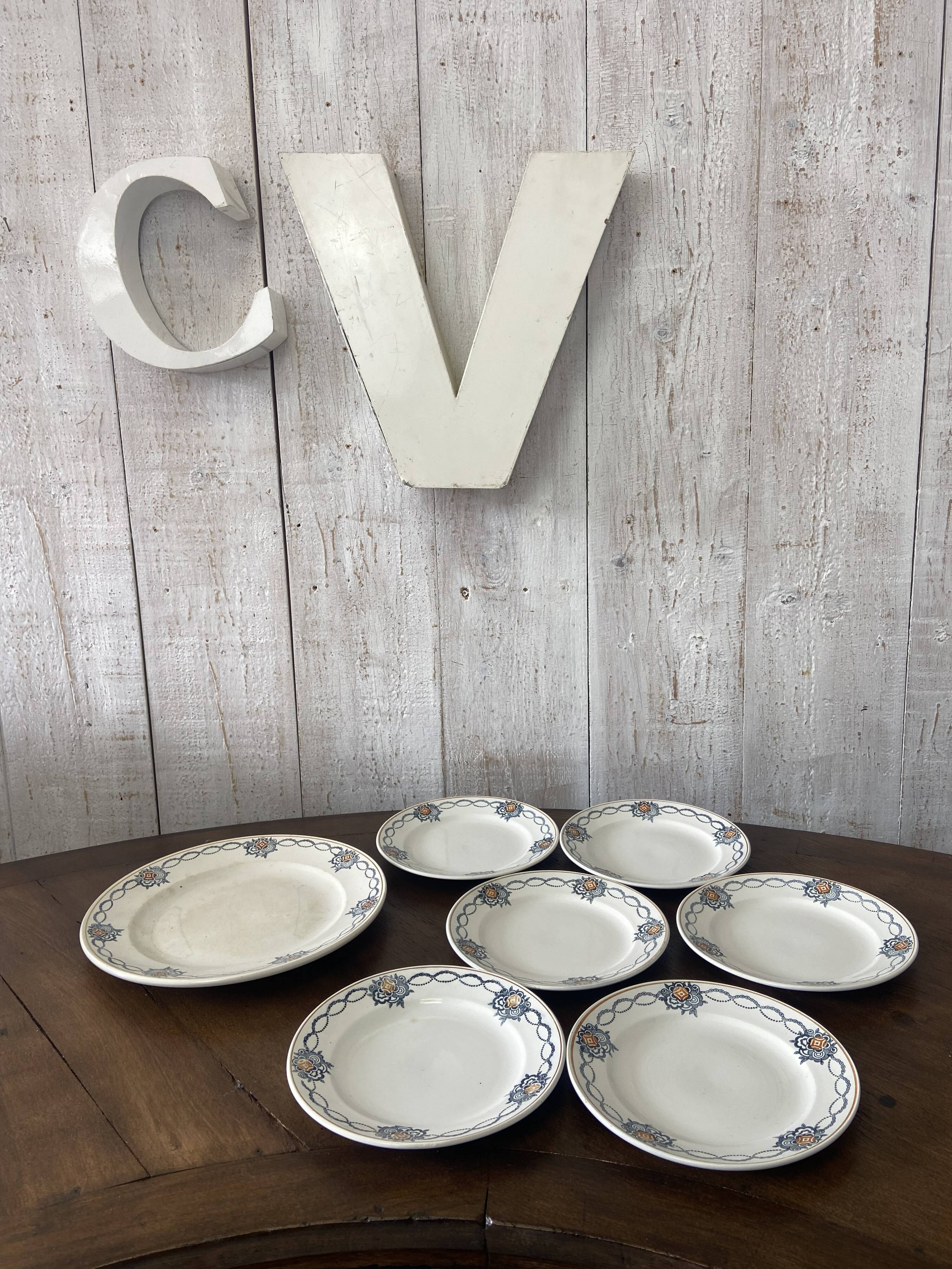 Set of 6 plates and 1 dish St Amand.