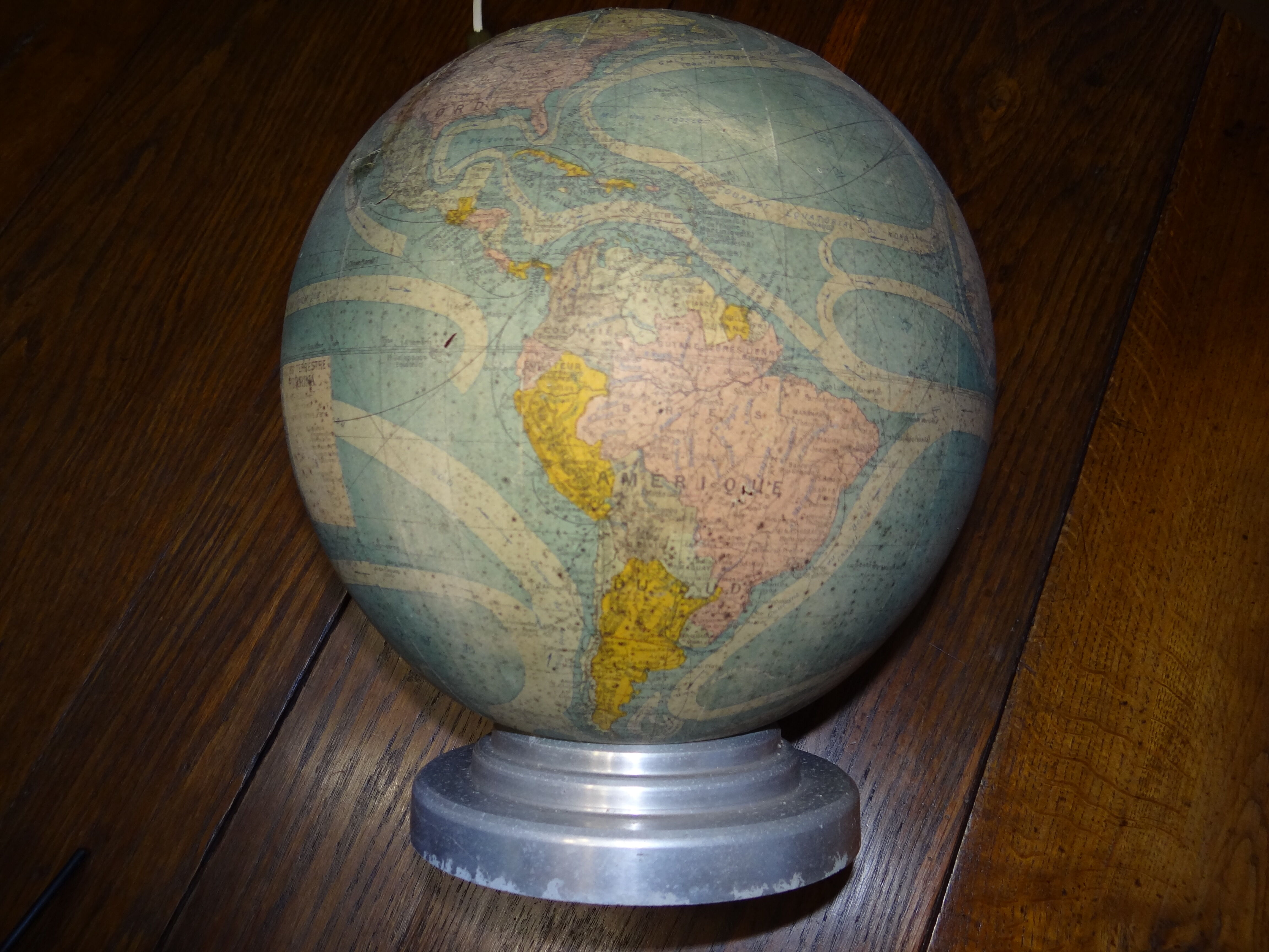 Perrina 1950 glass globe