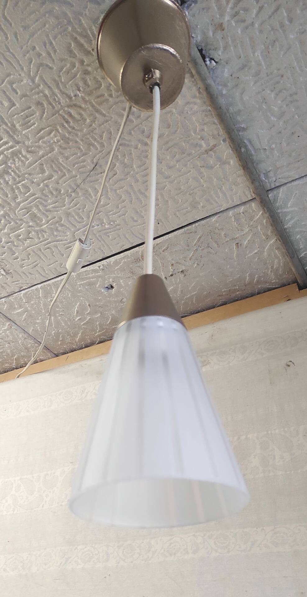 Suspension design en verre et métal doré - mid. XXeme