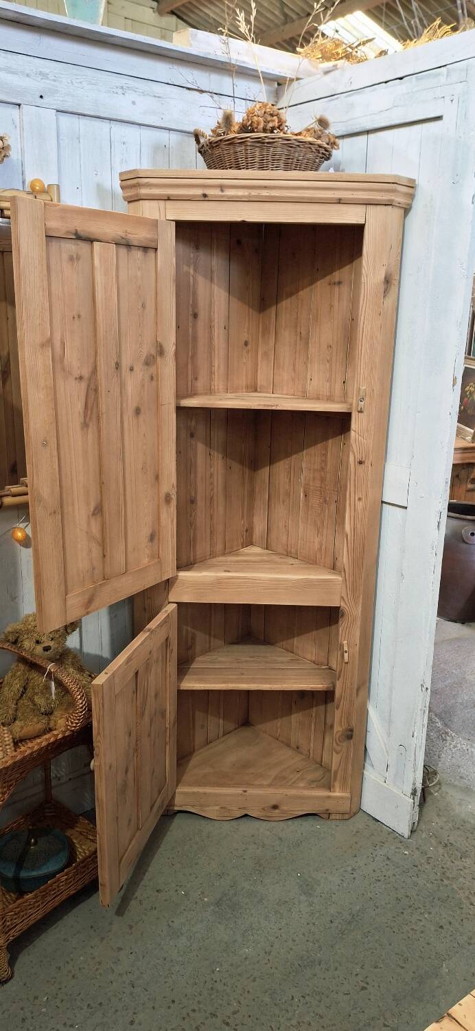 Armoire d'angle ancienne