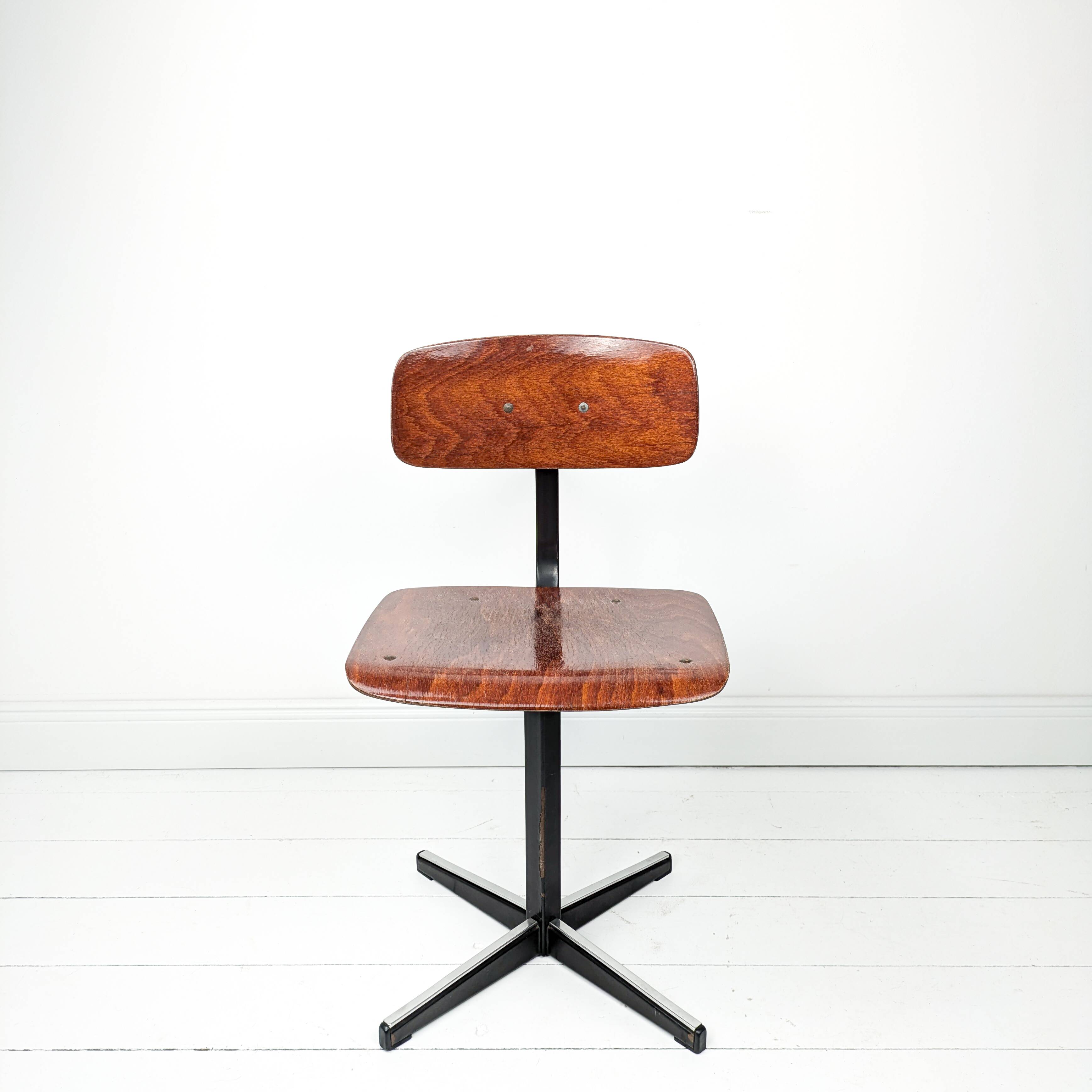 Mid Century Chaise d'école Chaise d'enfant Bois Métal Vintage Rétro Chambre d'enfant Pied Skandi Sca