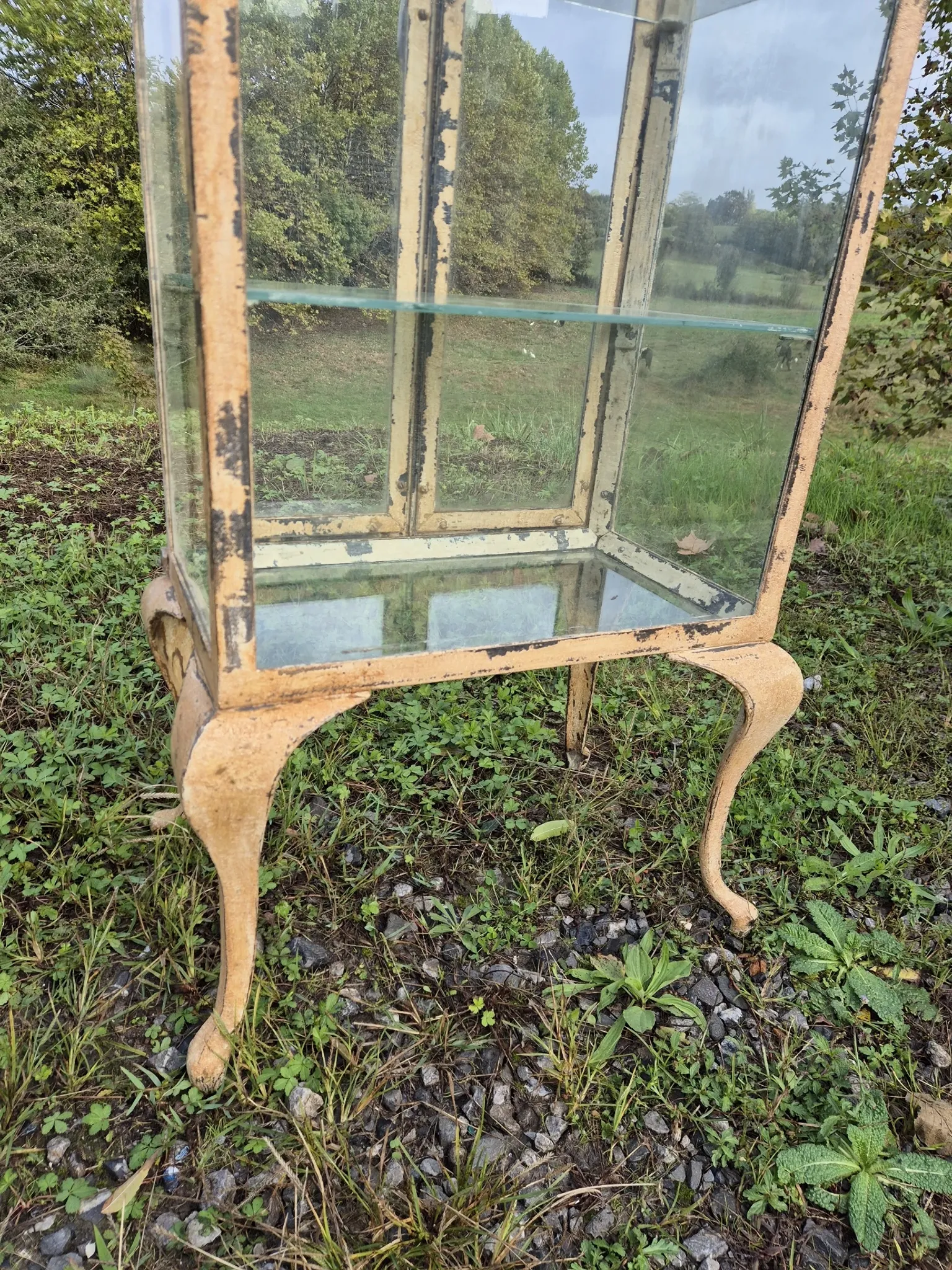 Ancienne vitrine de chirurgien