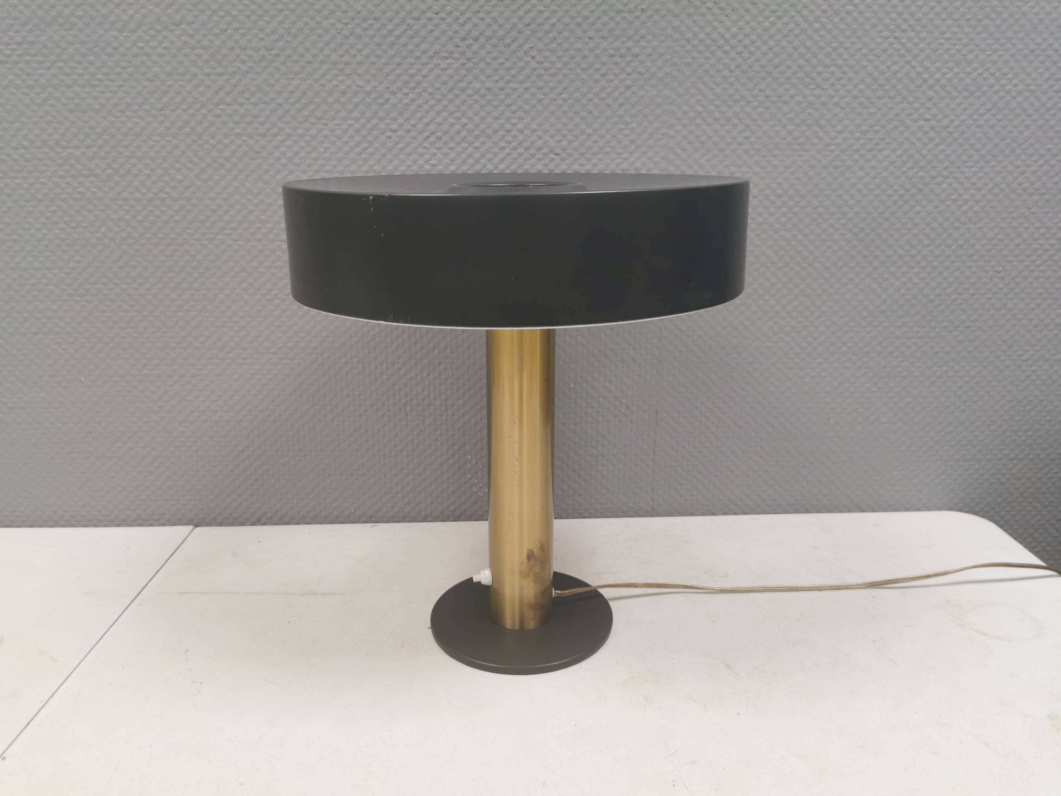 Lampe de table danoise avec une base en laiton massif et un abat-jour en métal laqué gris.