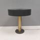 Lampe de table danoise avec une base en laiton massif et un abat-jour en métal laqué gris.