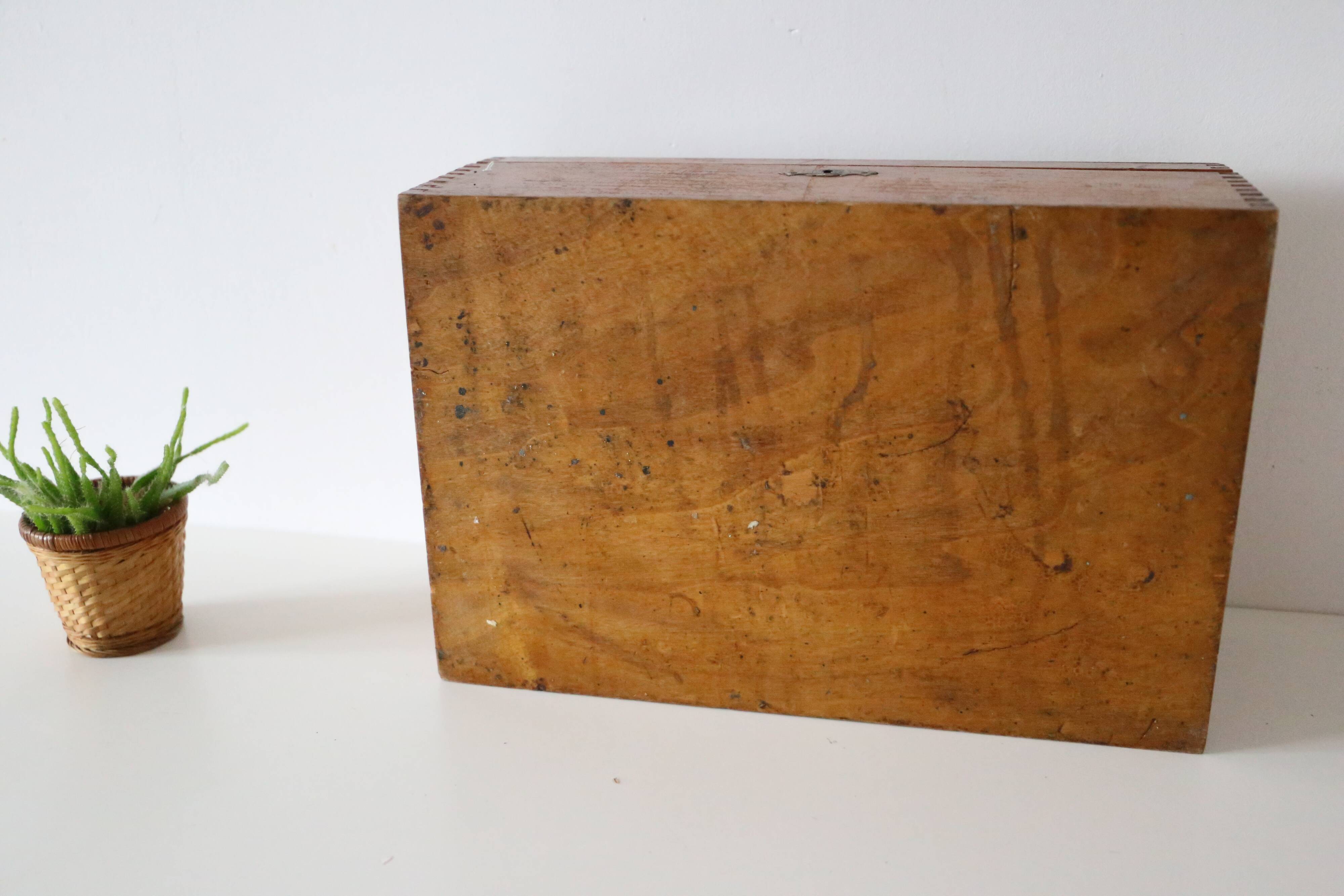 Wooden box pension's toilet, 1920