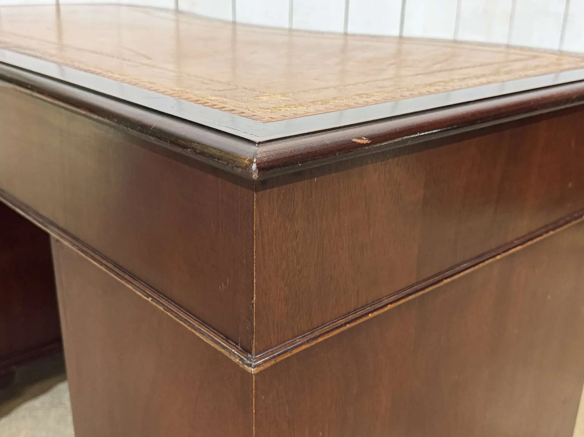 English desk with drawers from the 1950s in mahogany with a leather top.