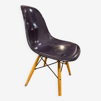 DSW chair by Charles & Ray Eames - Modernica