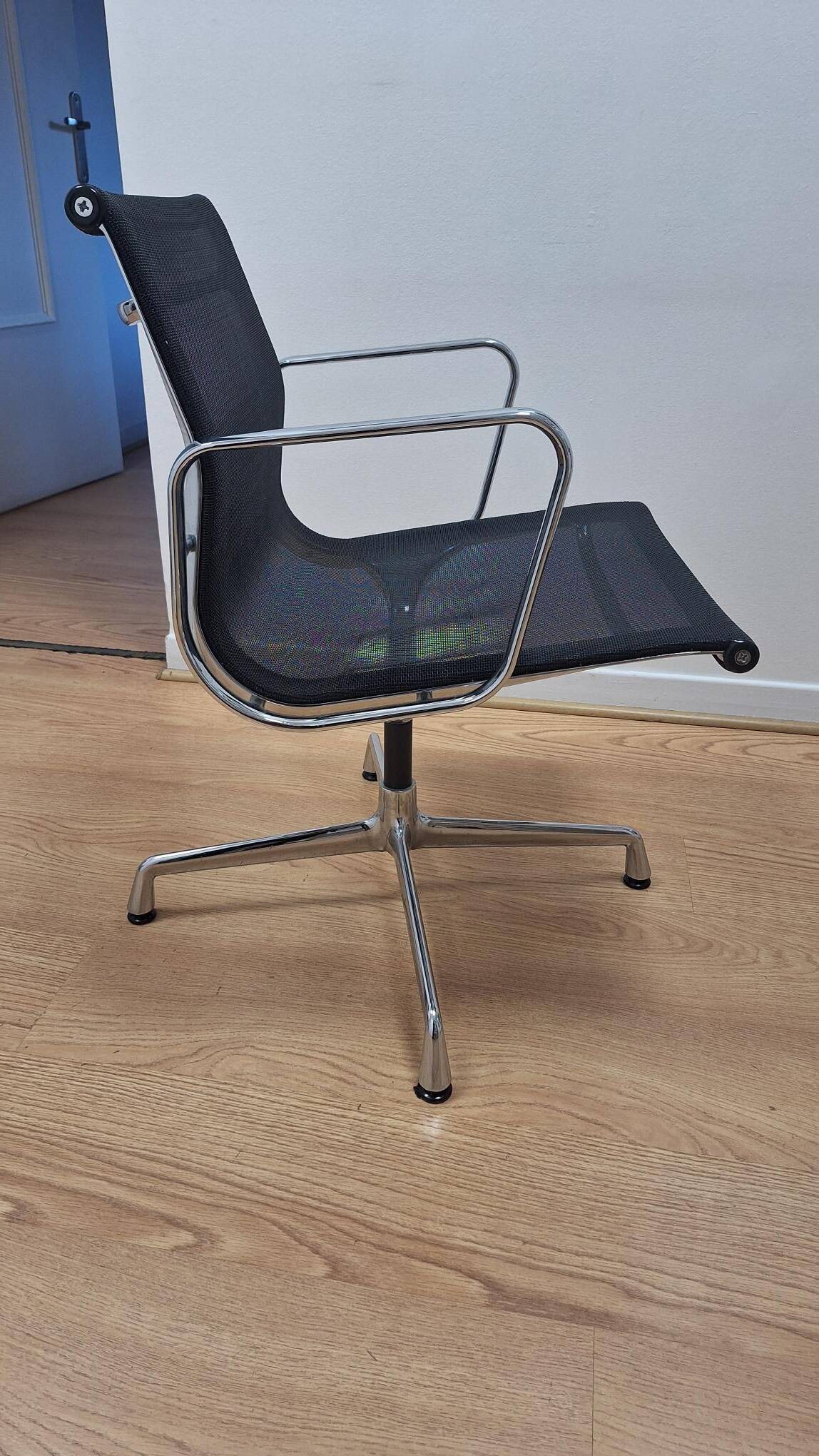 Vitra Aluminium Group EA 108 armchair, iconic design by Charles & Ray Eames.