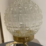 Table lamp in gold-plated brass and textured round globe