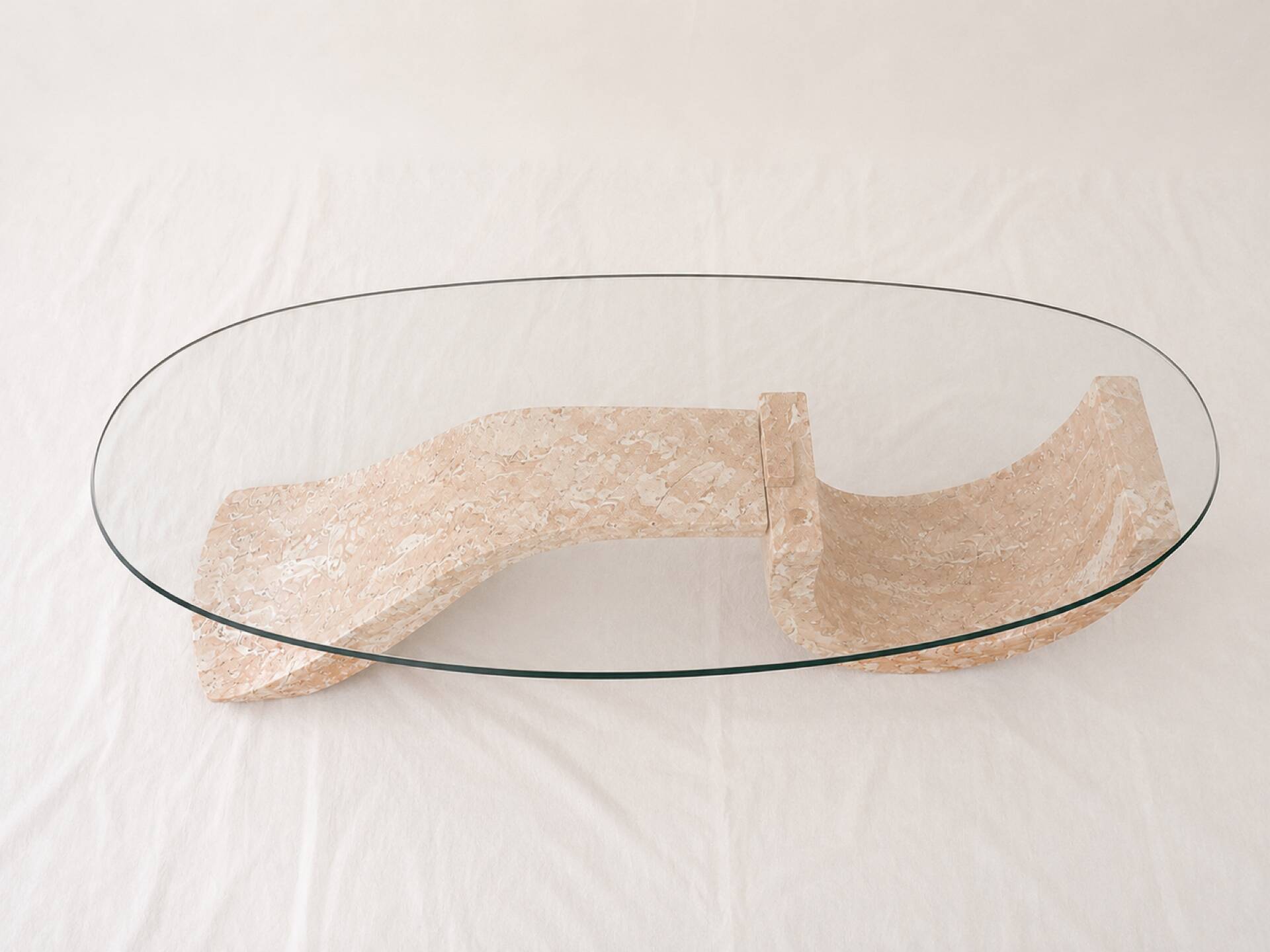 Sculptural coffee table in pink marble and glass, 1970s-80s.