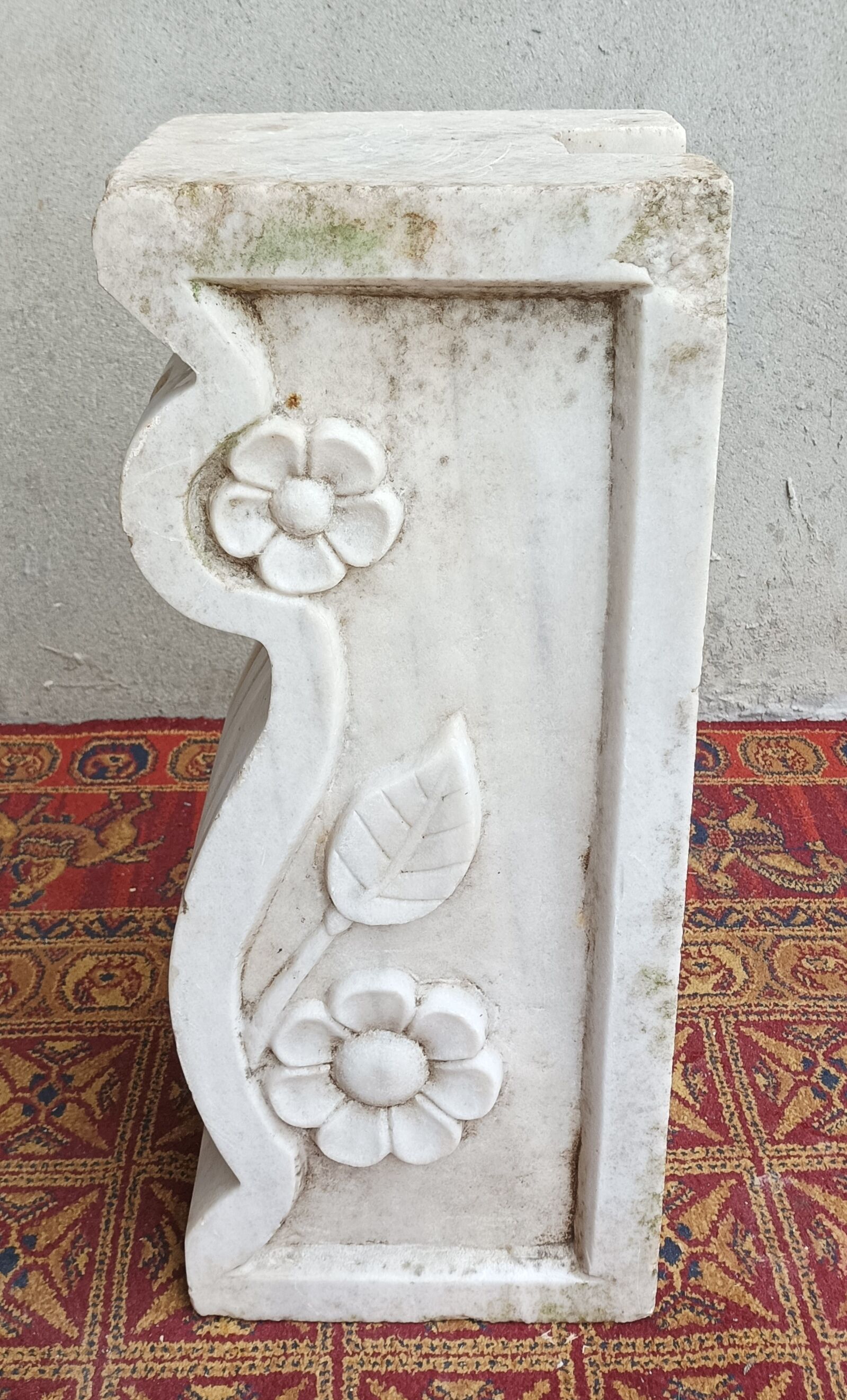 Sculpted Carrara marble stool column