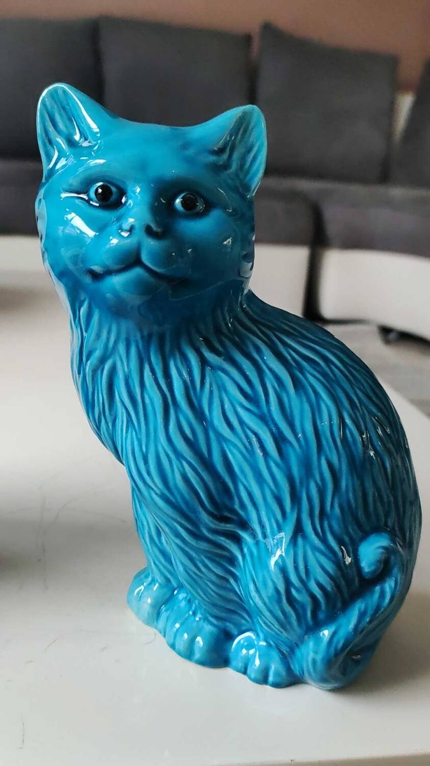Pair of Chinese cats in turquoise blue enameled porcelain. Heights 20 & 17 cm