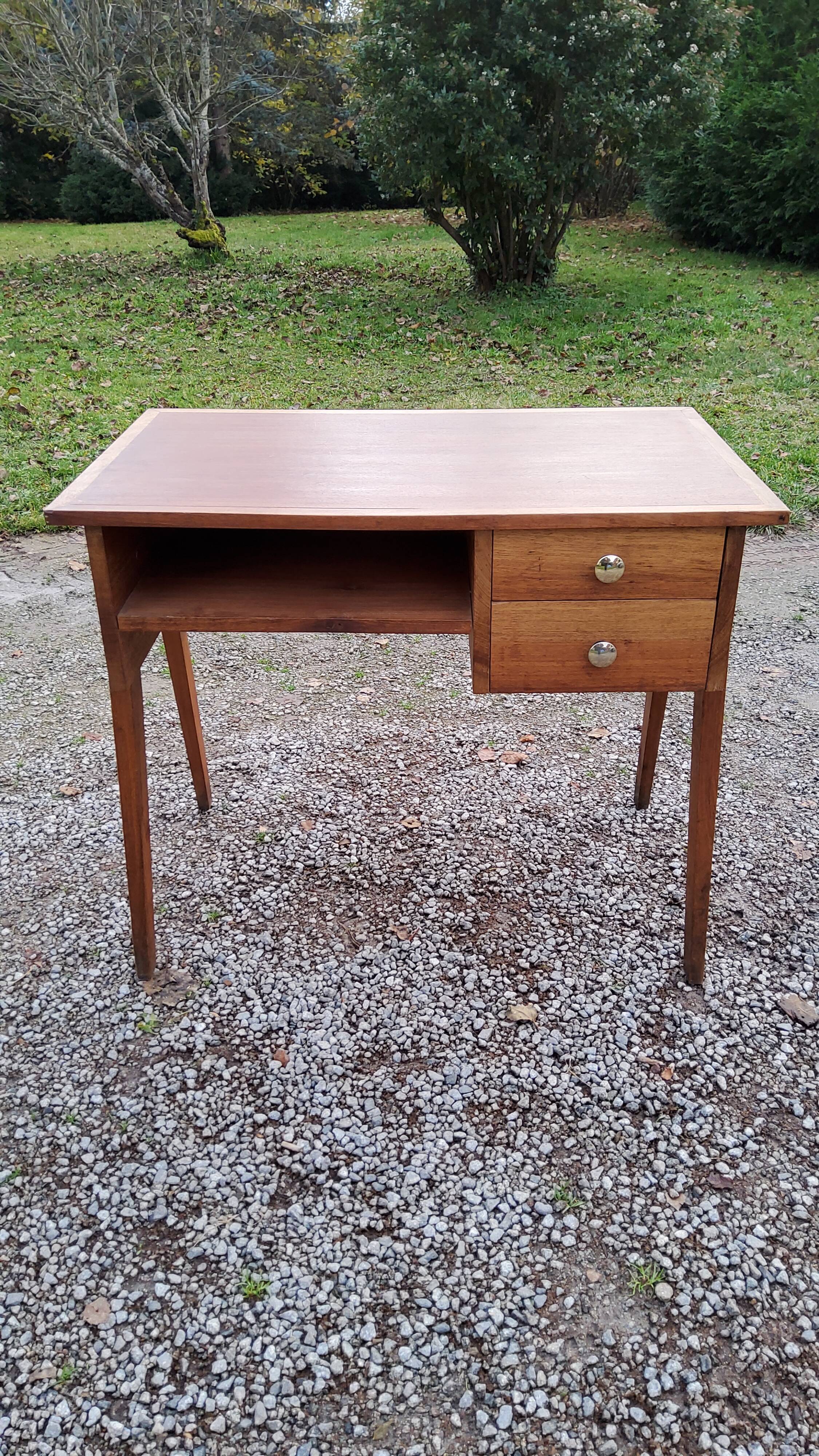 Office of the 50s in mahogany blond compass feet