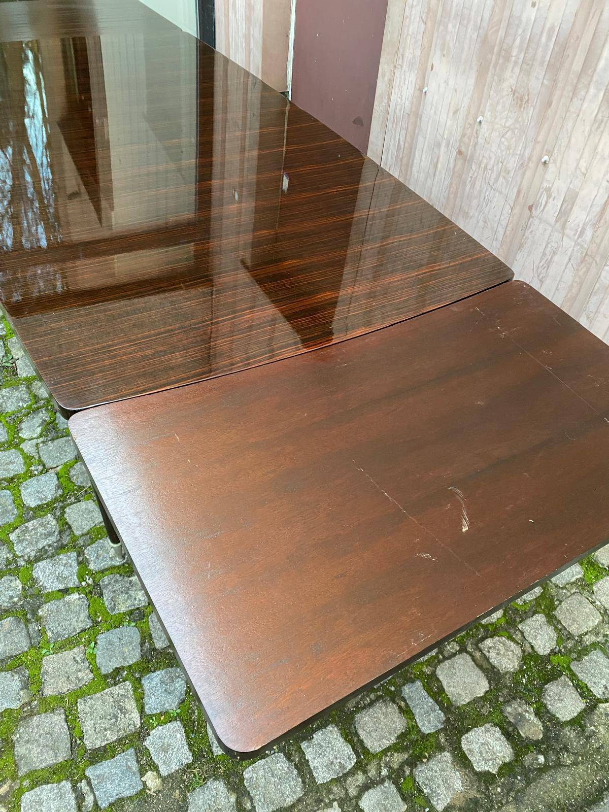 Scandinavian extendable dining table made of solid wood and rosewood effect.