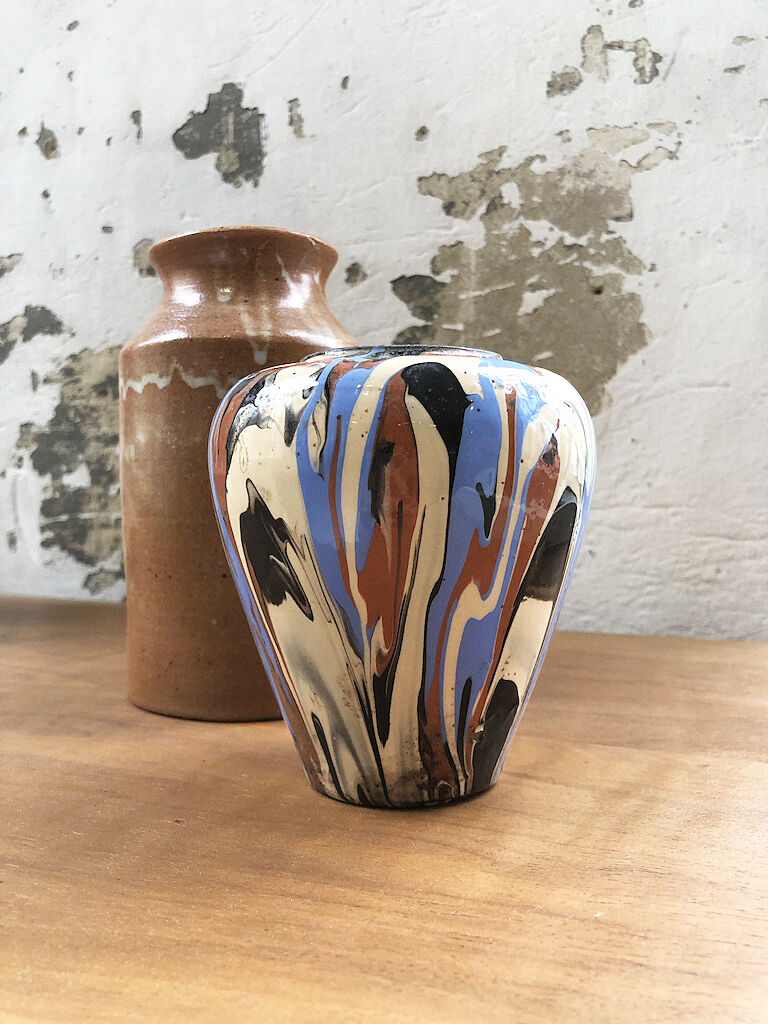 Vase dripping in varnished earth