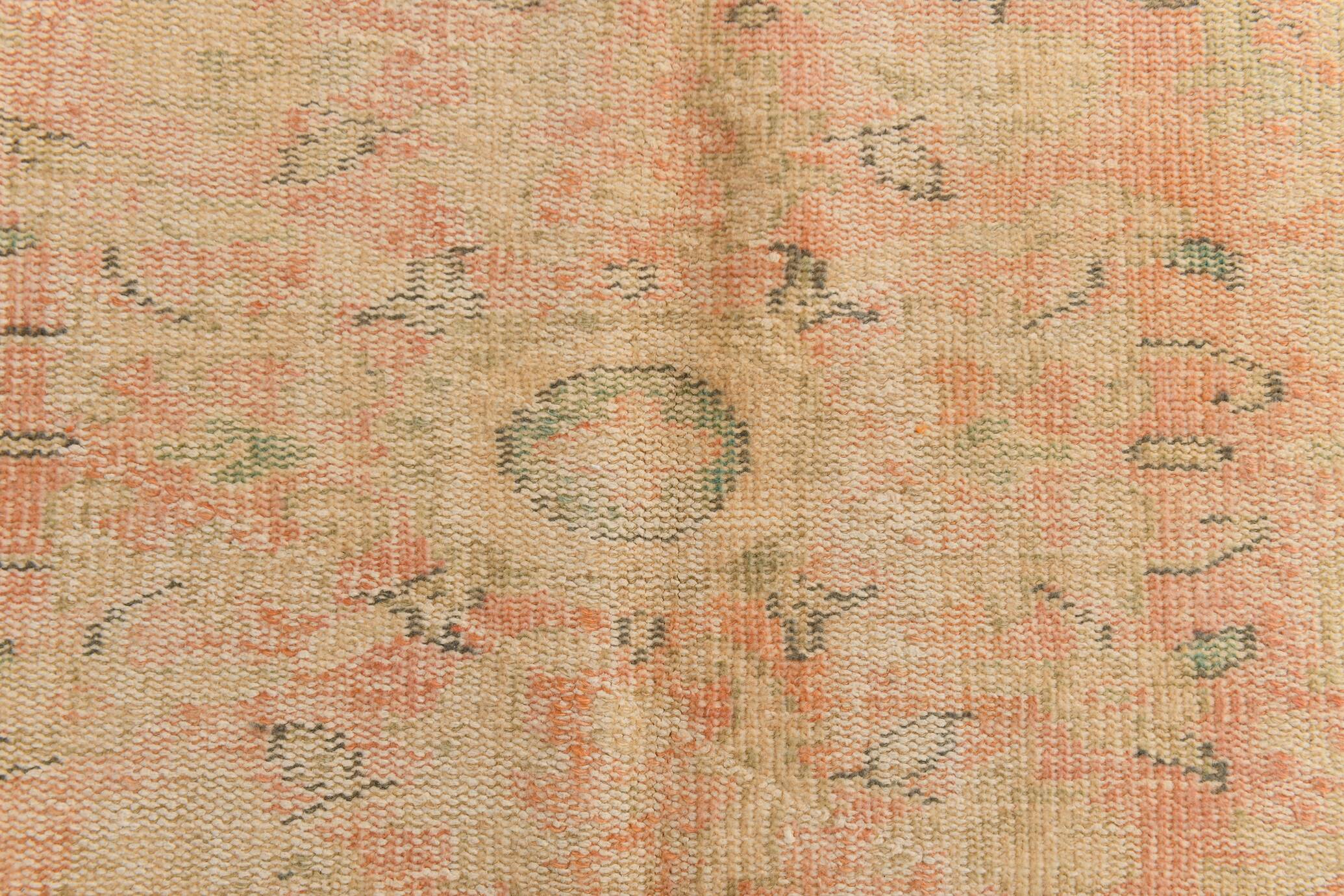 Tapis vintage oriental usé,  Rose saumon et vert pastel, style bohème