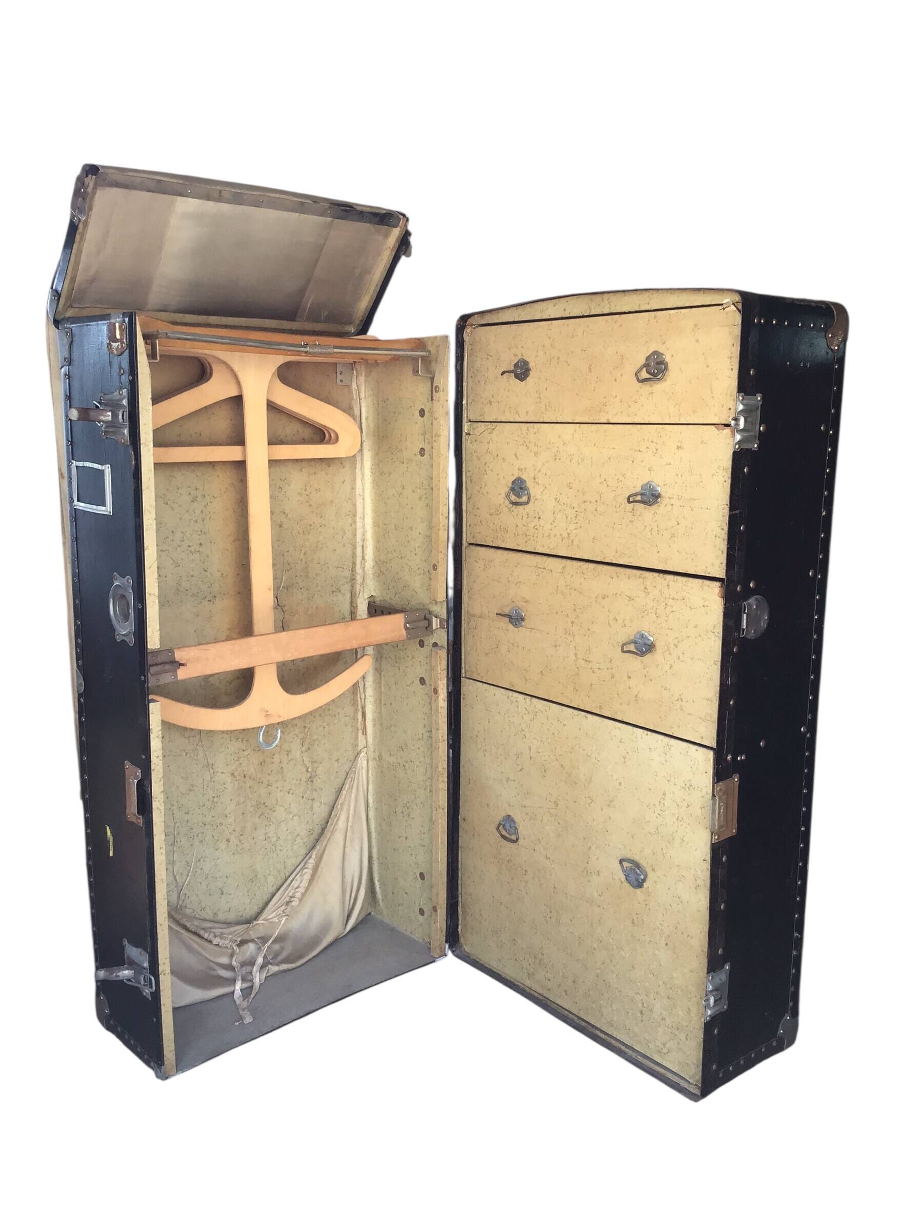 Antique vertical cabin trunk – 109 cm – parchment interior