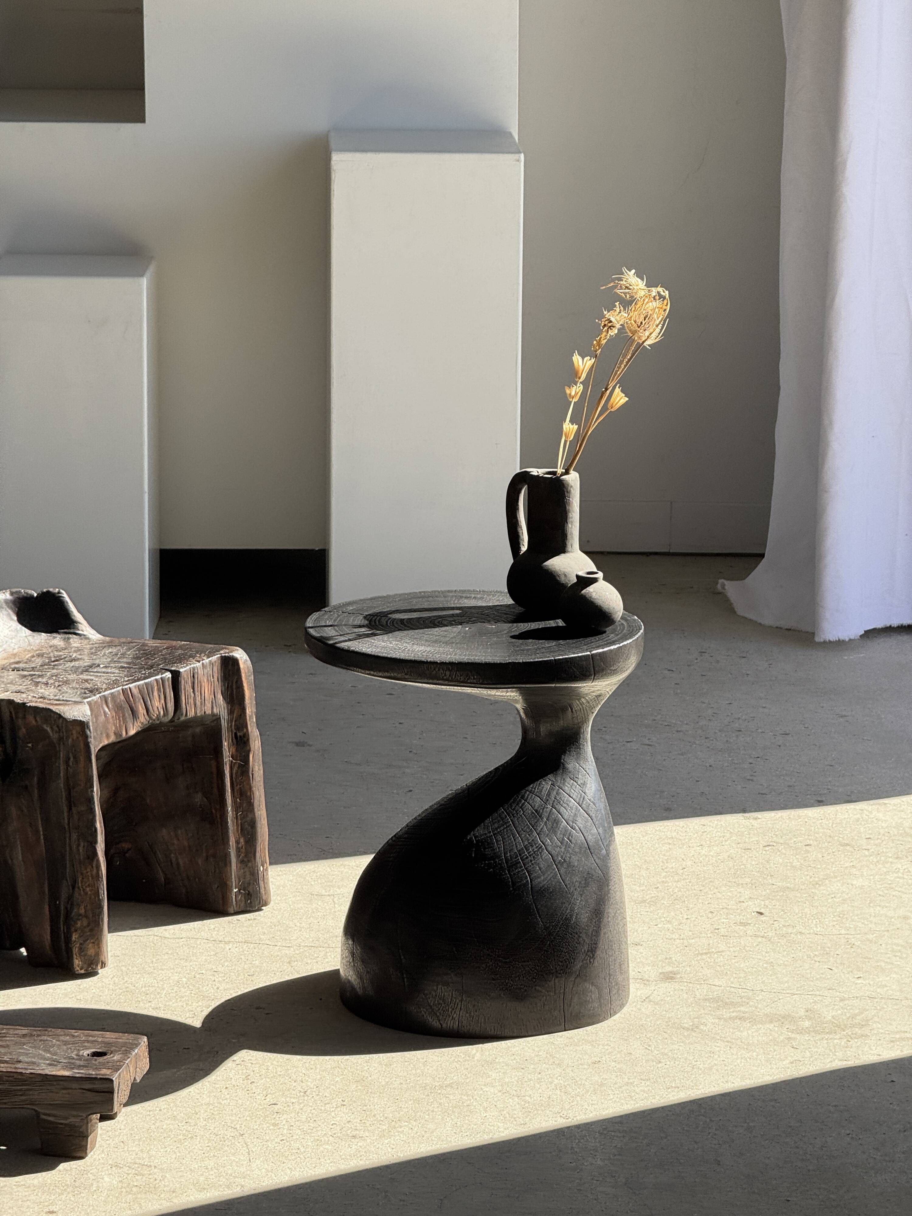 Sexy Neck - Solid wood side table (monoxyle) in organic shape colour