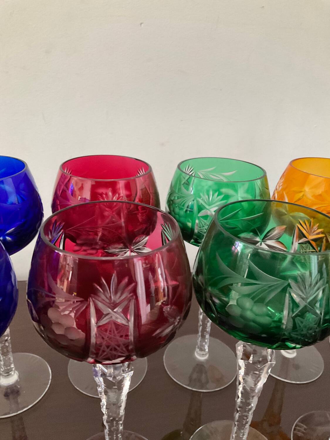 Série de 10 verres anciens multicolores en cristal ciselé