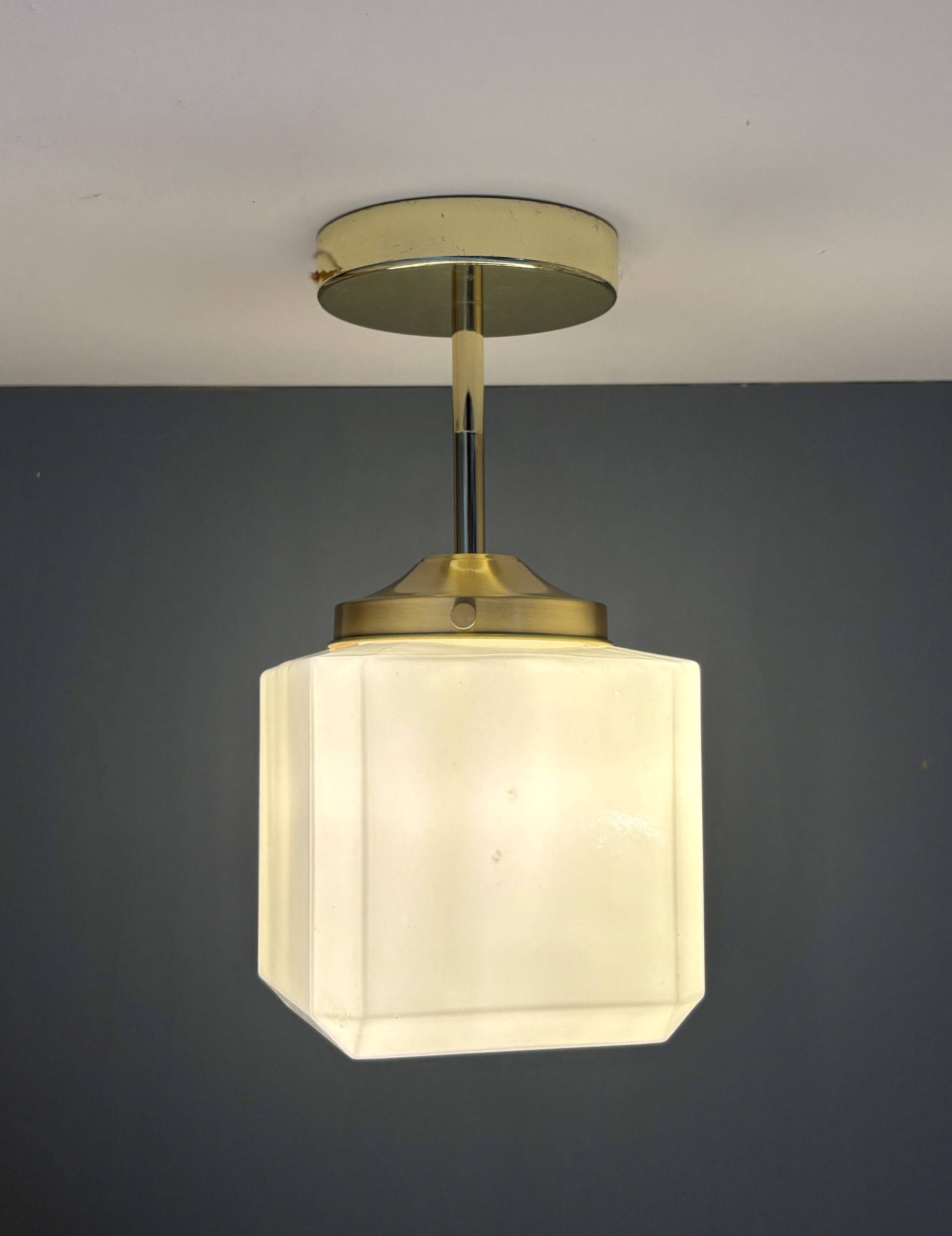 Suspension / plafonnier globe vintage carré en opaline blanche