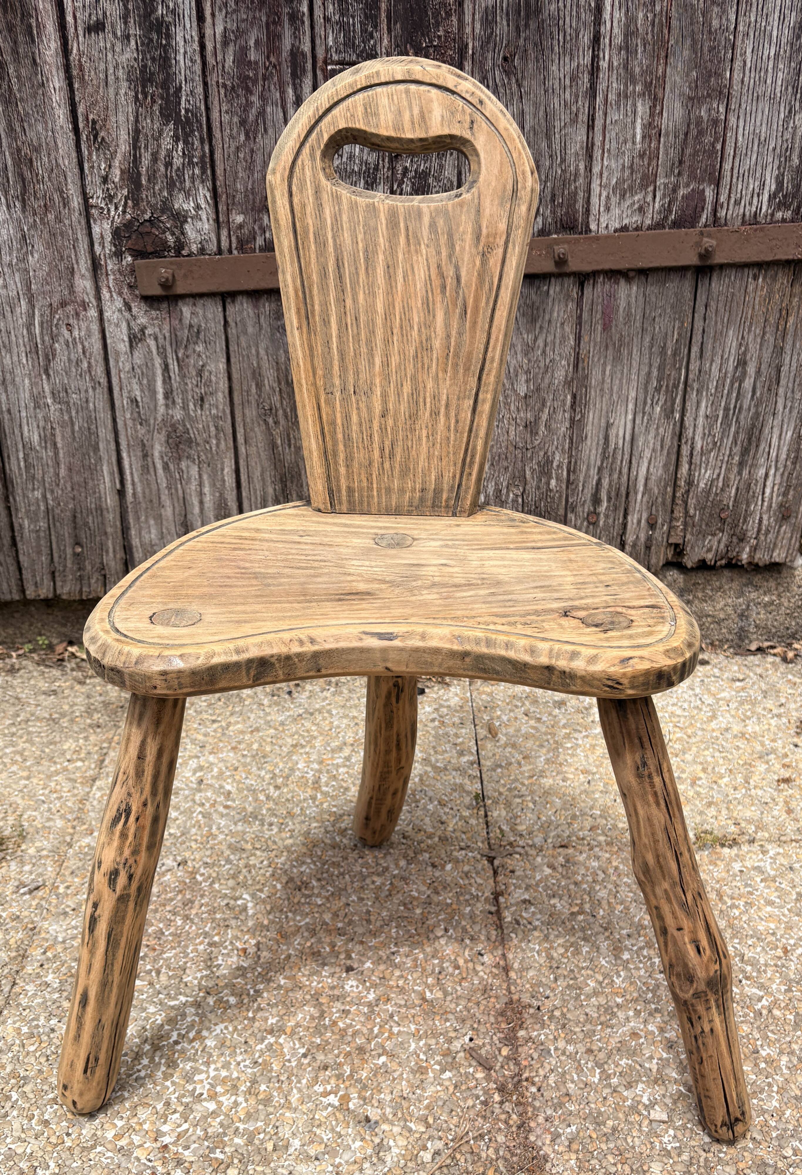 Chaise d’enfant rustique artisanale, tree trunk, esprit wabi-sabi