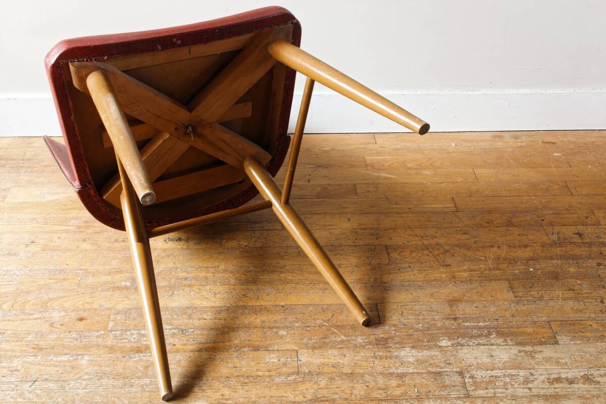 Chaise en skai rouge, pieds compas, années 60