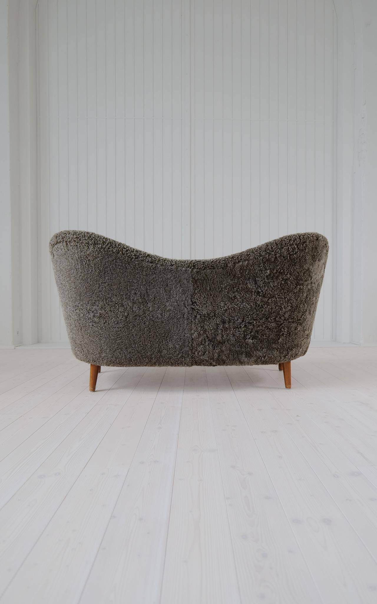 Mid-century modern canapé in sheepskin / shearling model 'Samspel' by Carl Malmsten, 1956