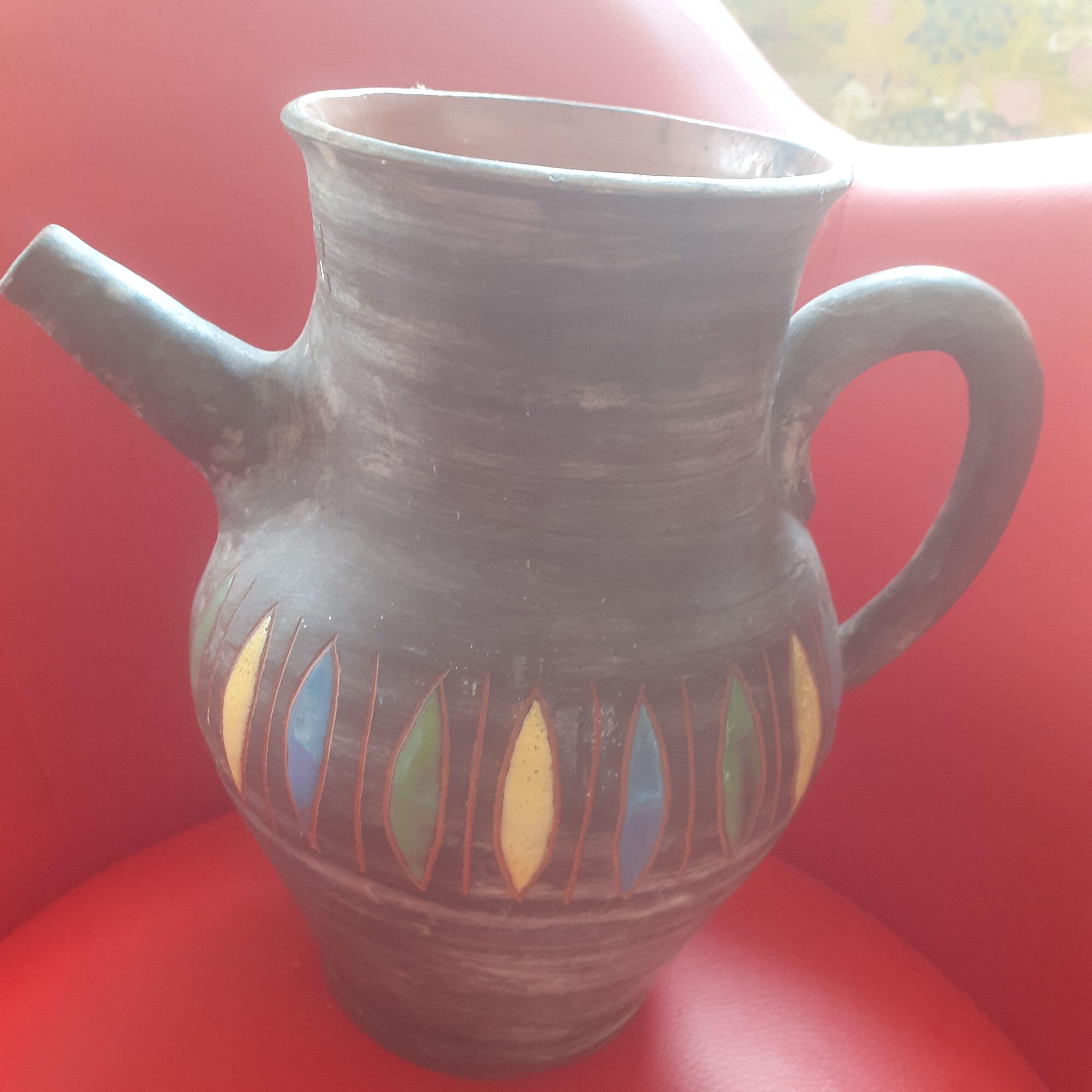 Terracotta pitcher and glazed decoration. St Cannat. Baranchan.