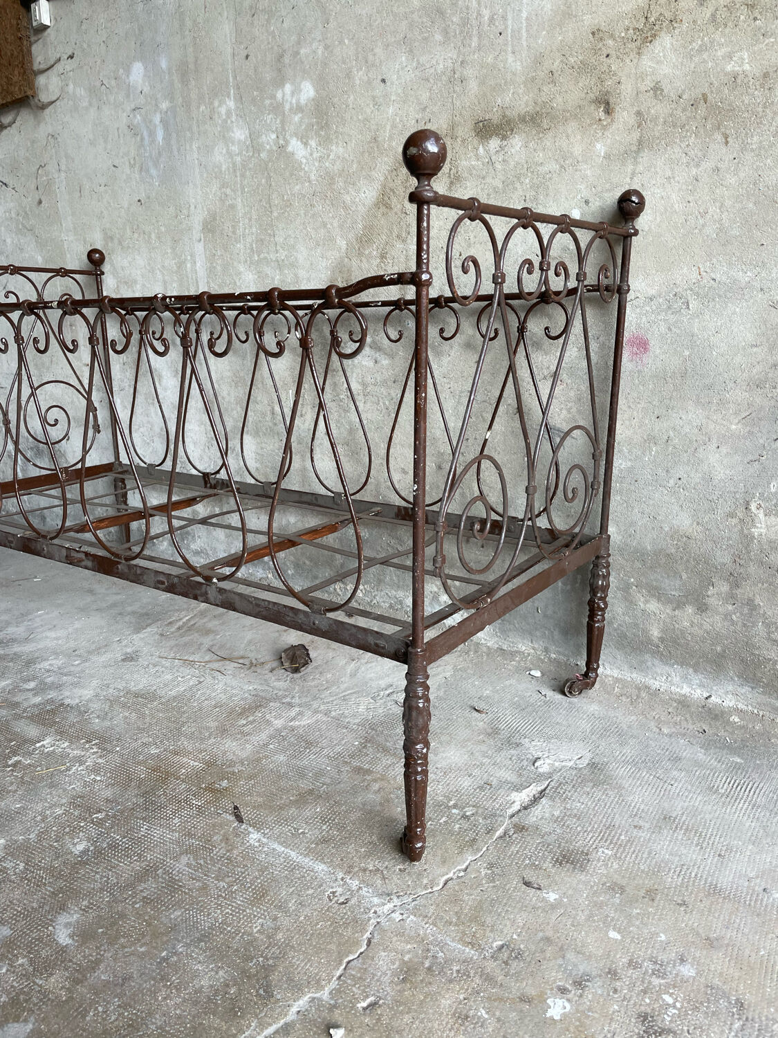 Evolutionary baby cot