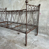Evolutionary baby cot