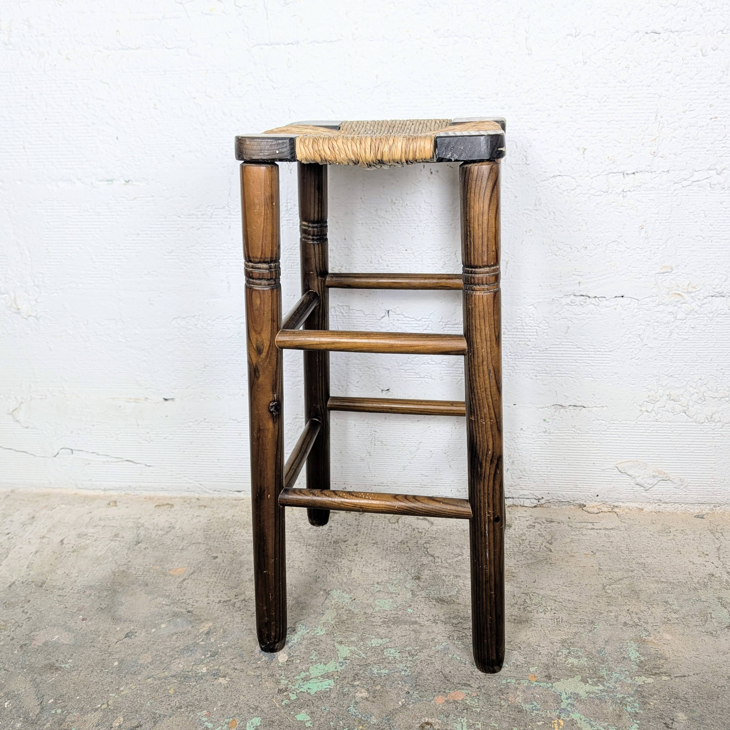 High stool in wood and straw