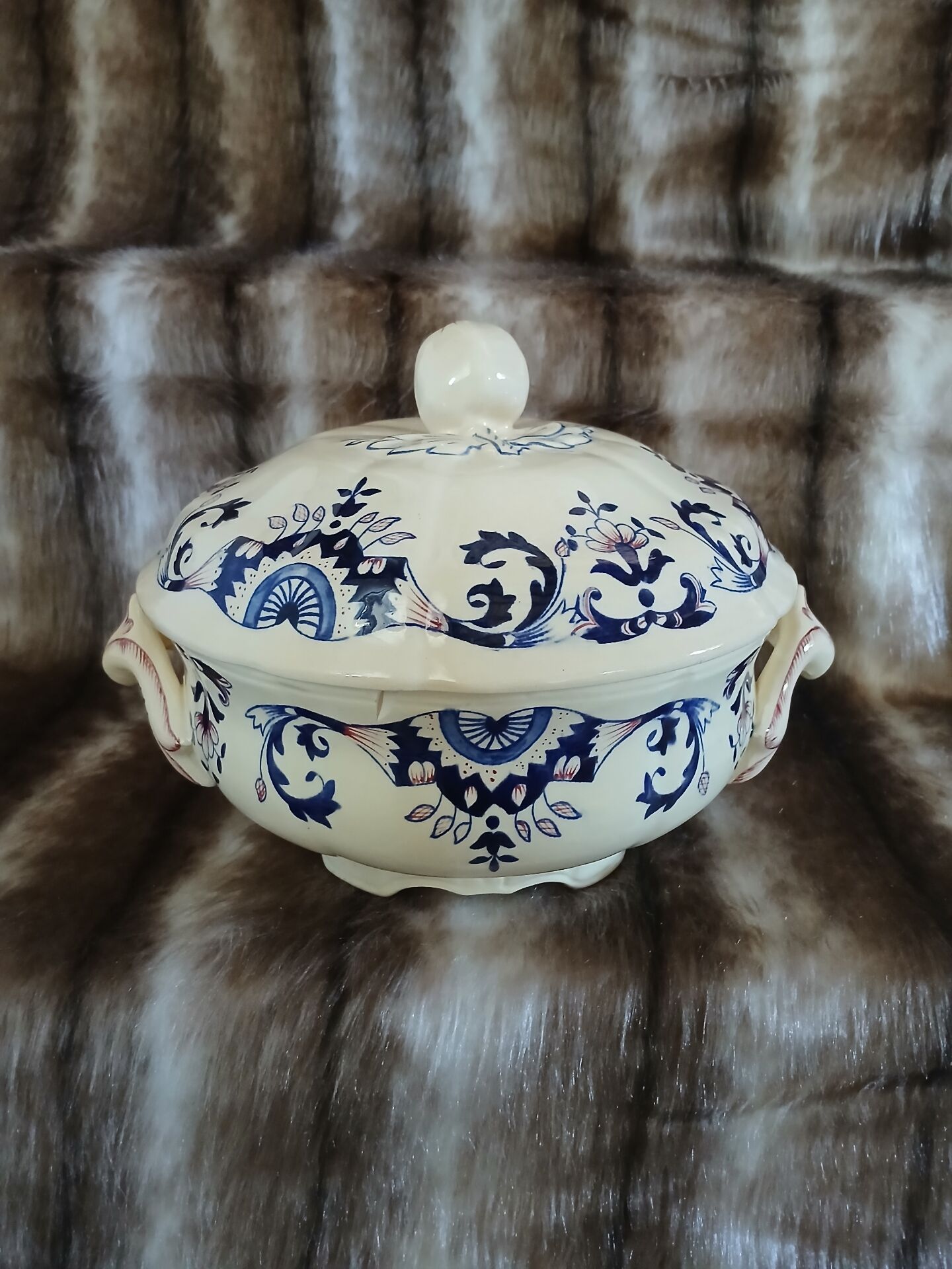 Small soup tureen in Longchamp ironstone.