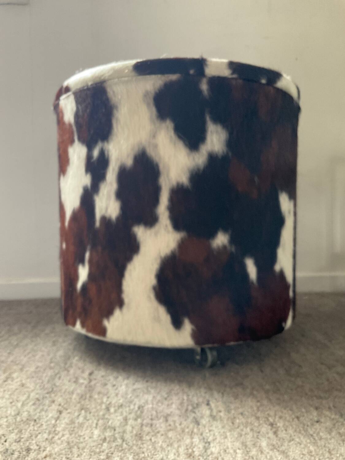 Pouf coffre en peau de vache des années 70