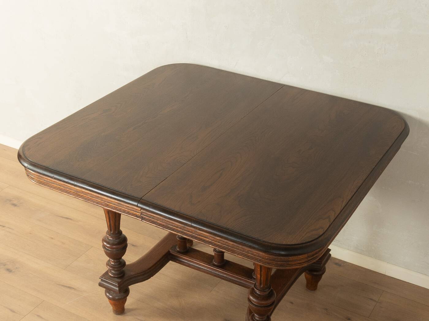 Table à manger antique de la période Gründerzeit, vers 1880, en chêne massif.
