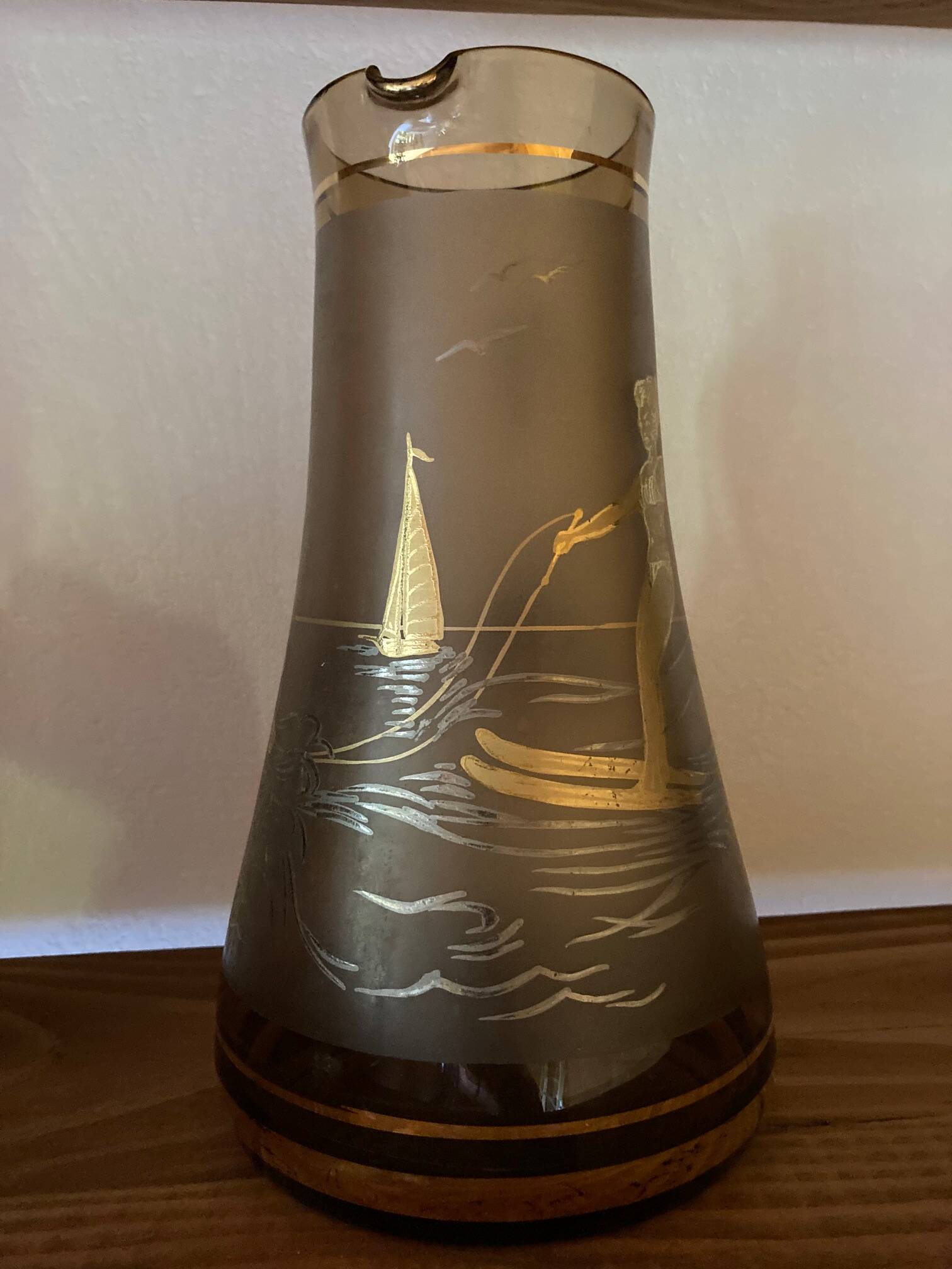 Vintage smoked glass carafe with gold from the 50s/60s, featuring a marine and water skiing design.