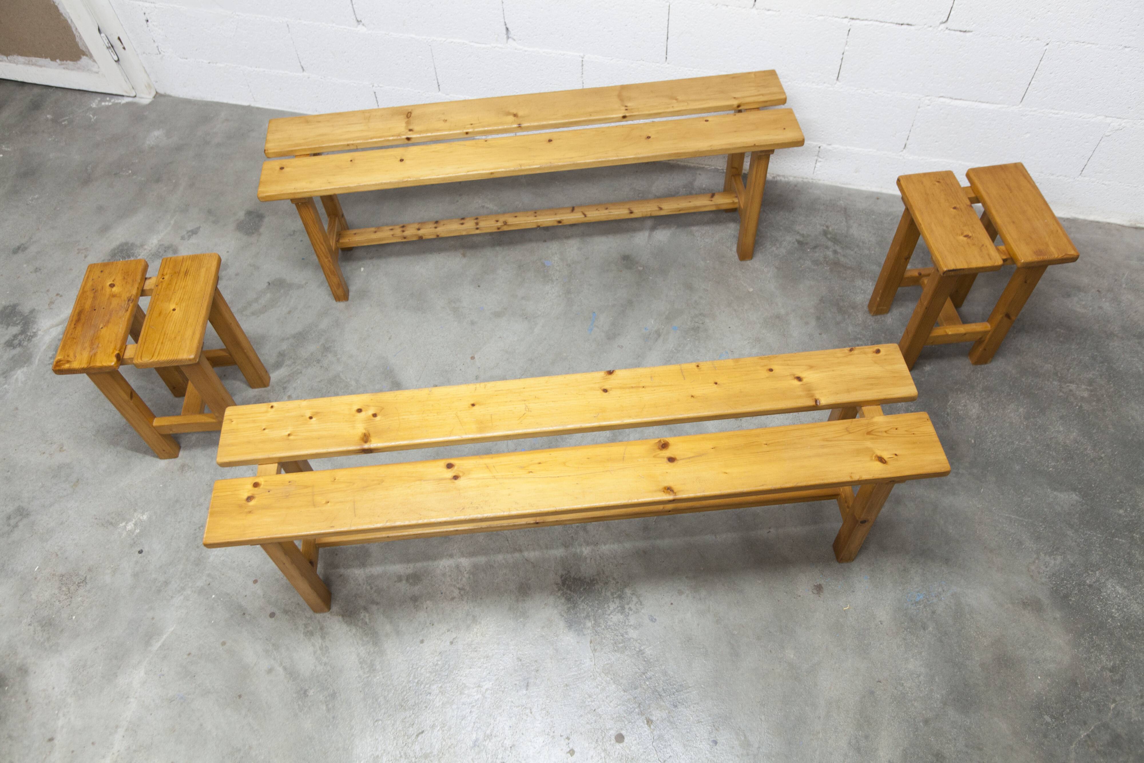 Set of 2 benches and 2 stools in pine, 1970s mountain style.