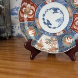 Assiette en porcelaine Imari signée à décor japonisant lacustre et biche, XIXème s.