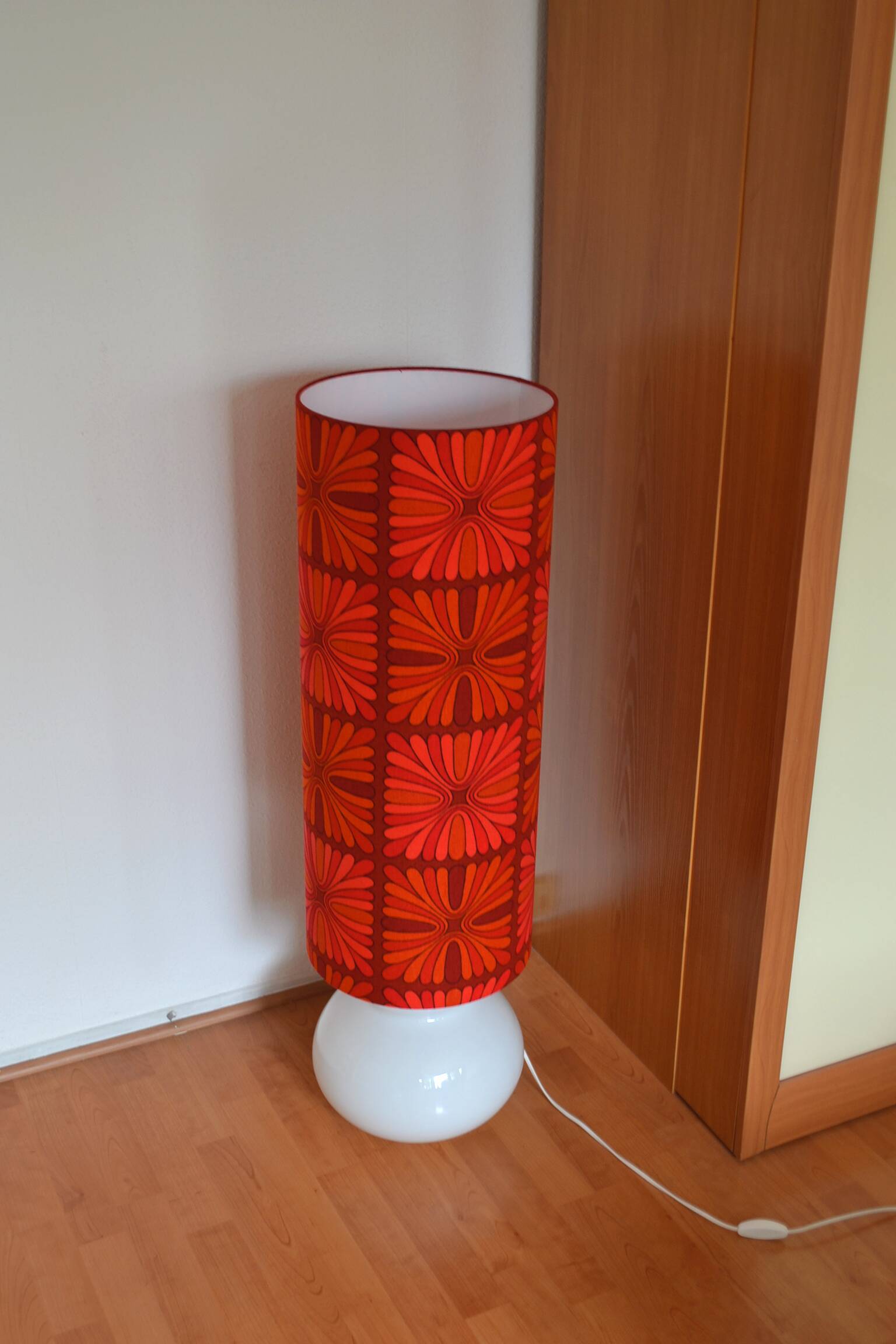 Pausa floor lamp - white opaline and vintage fabric 70's
