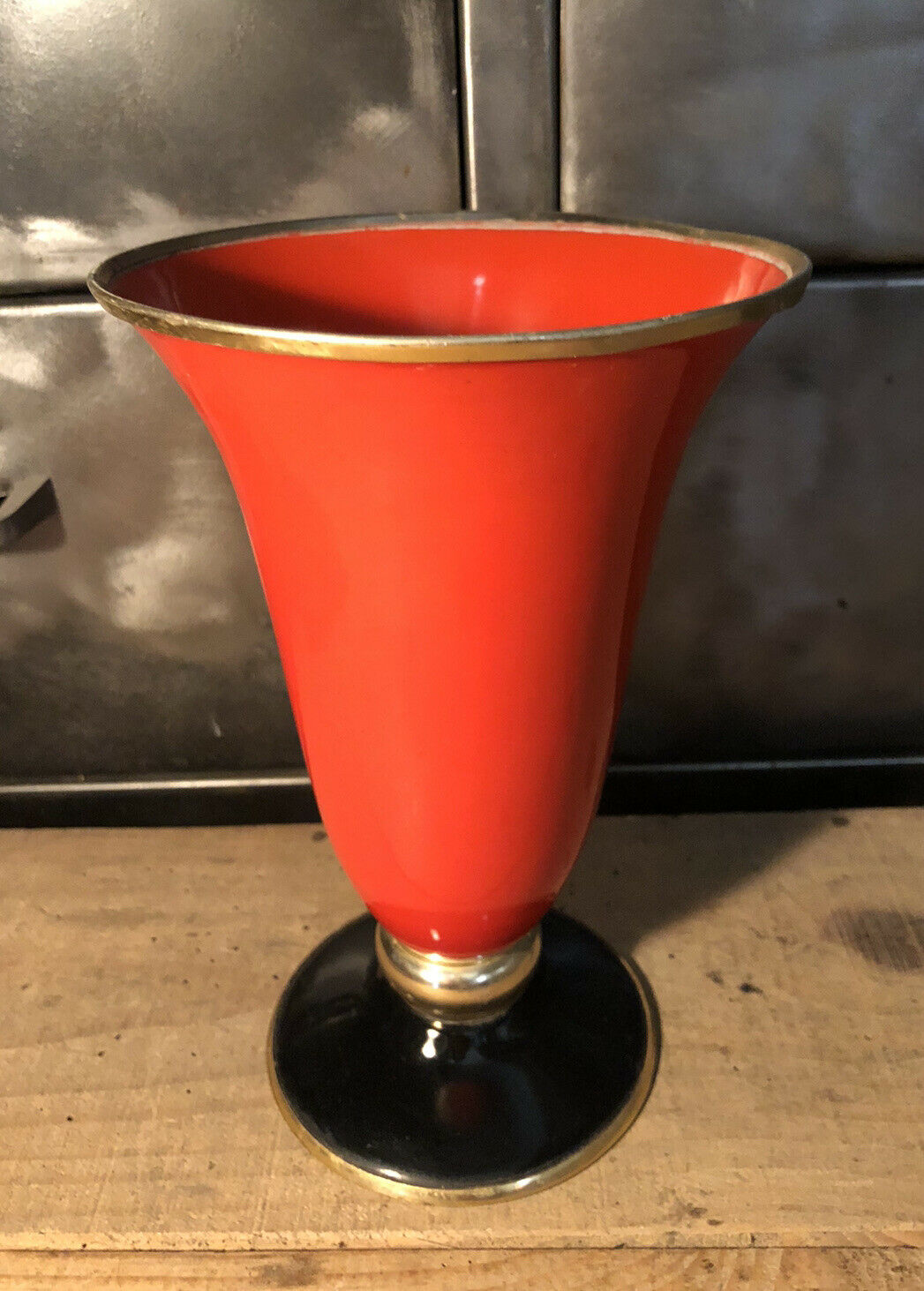 Cut vase on foot in red and black metal