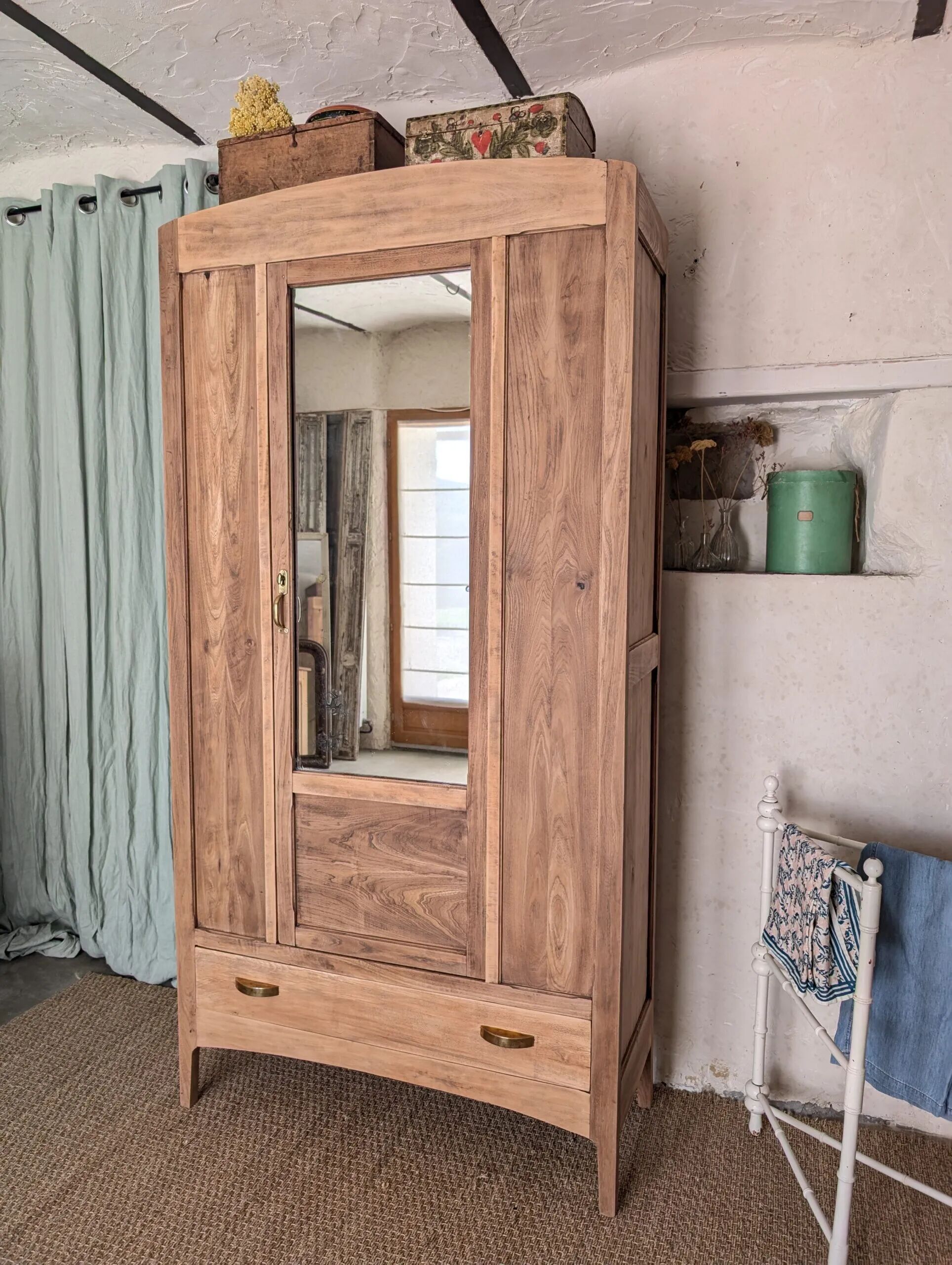 Bonnetière parisienne ancienne avec miroir en bois brut restauré