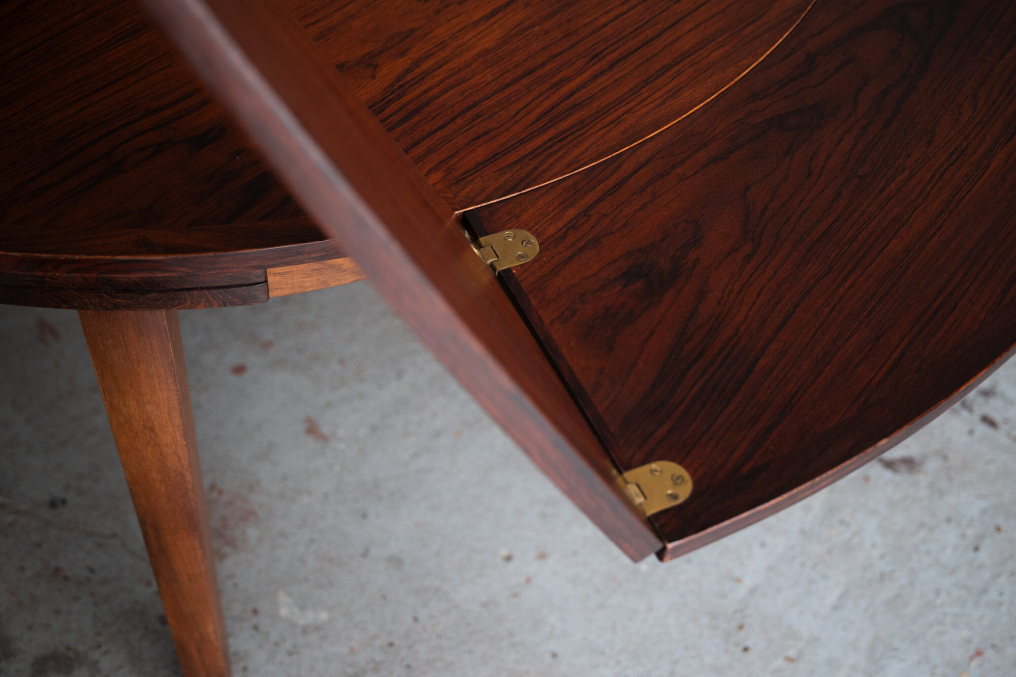 Dining table 'Lotus' by Dyrlund