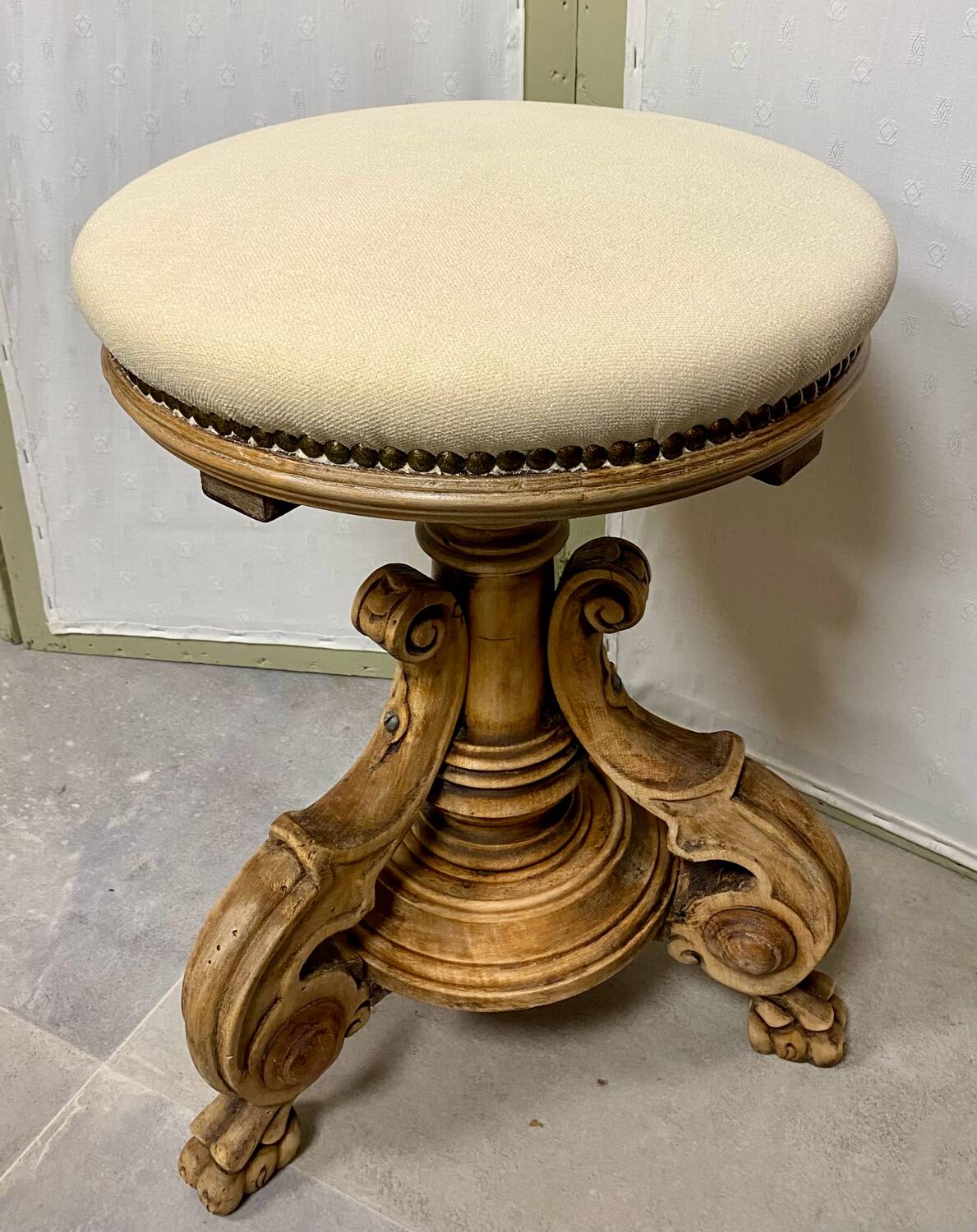Piano stool