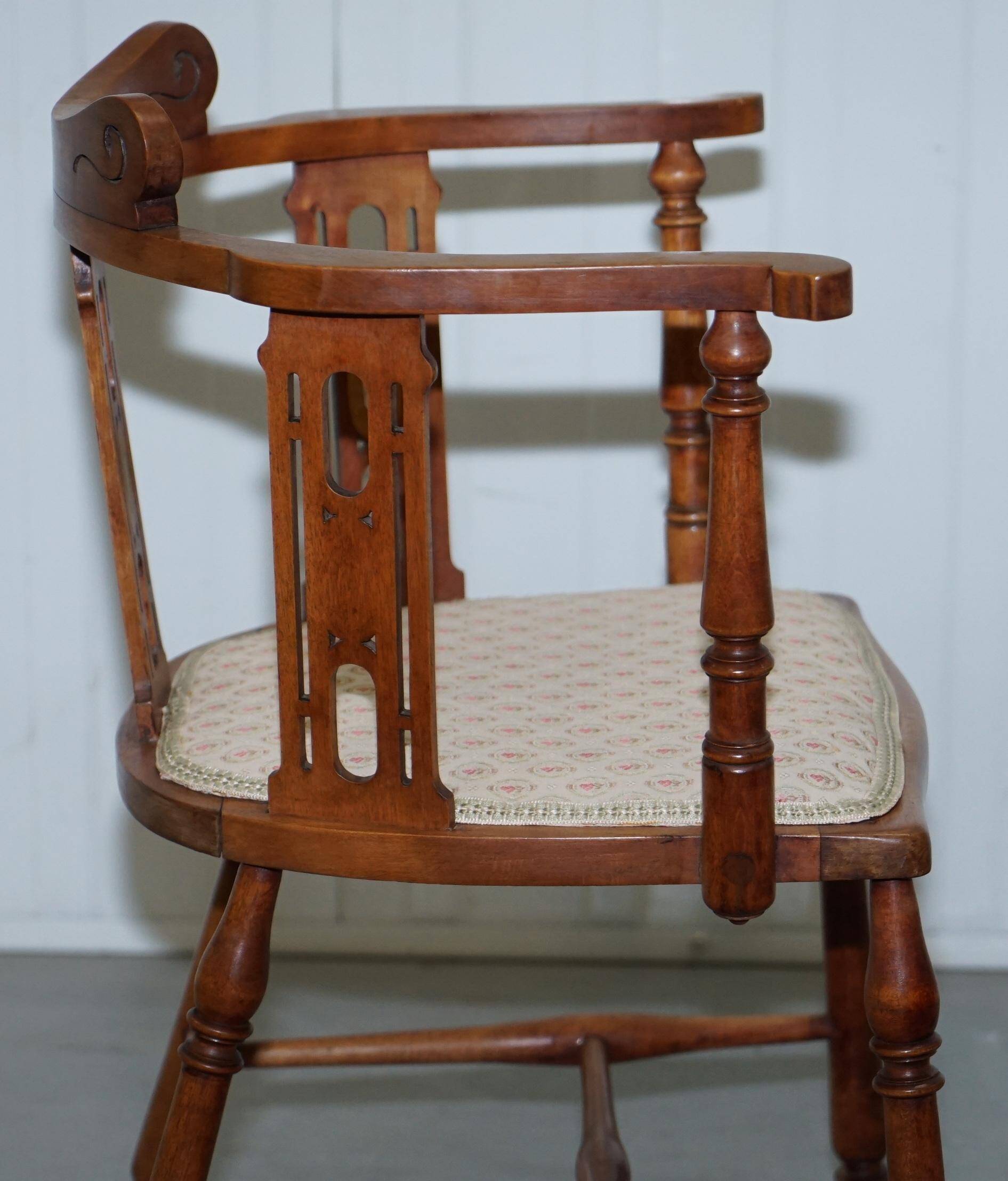 Chaise en noyer Edwardian à dossier courbé avec incrustation de nacre style Arts and Crafts