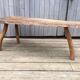 Banc brutaliste bois massif tripode