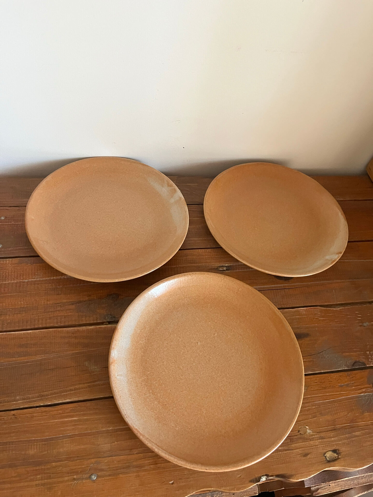 3 assiettes plates en grès 