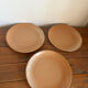 3 assiettes plates en grès 
