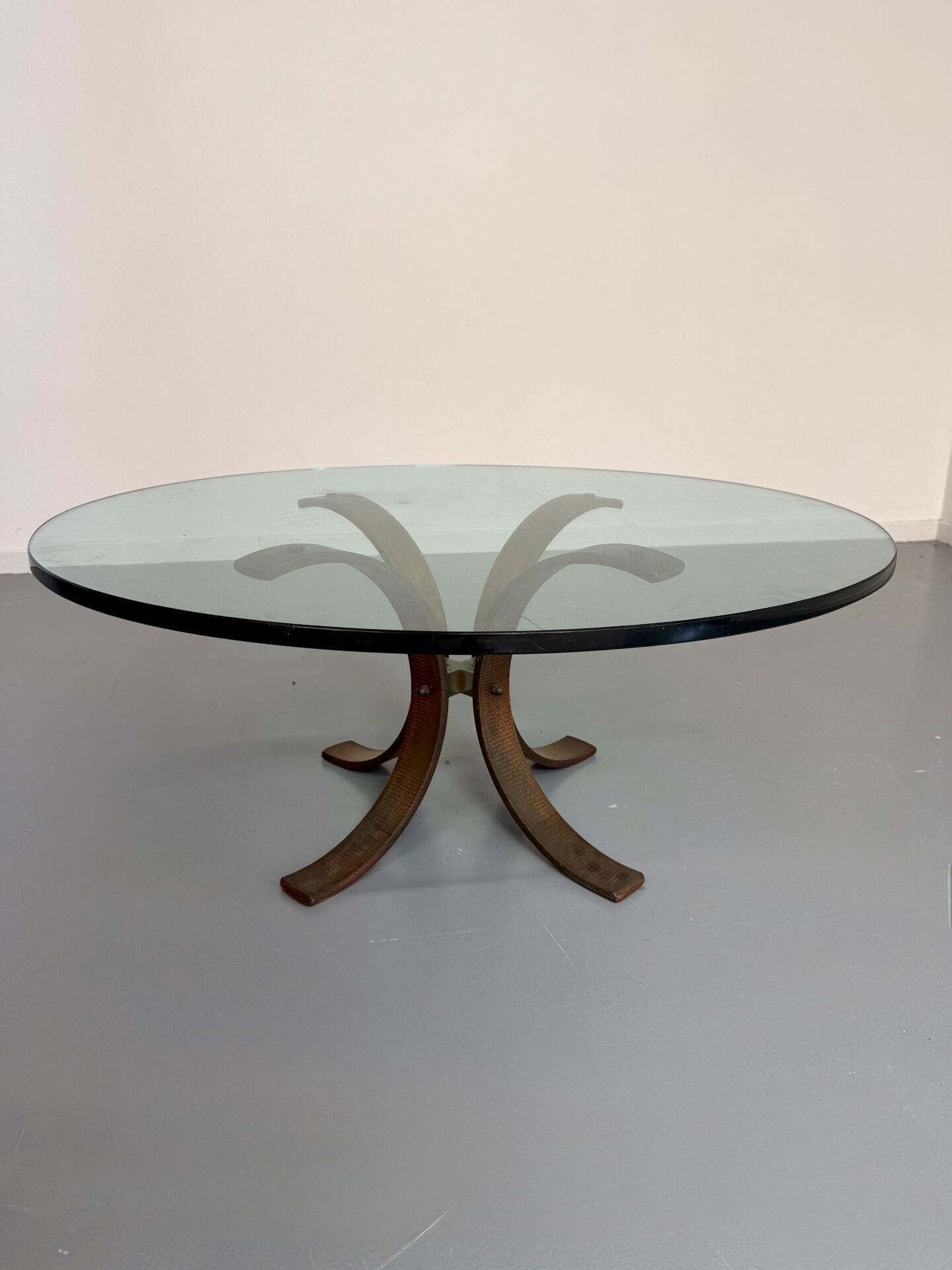 Table basse en verre épais pied métal design italien années 70 vintage